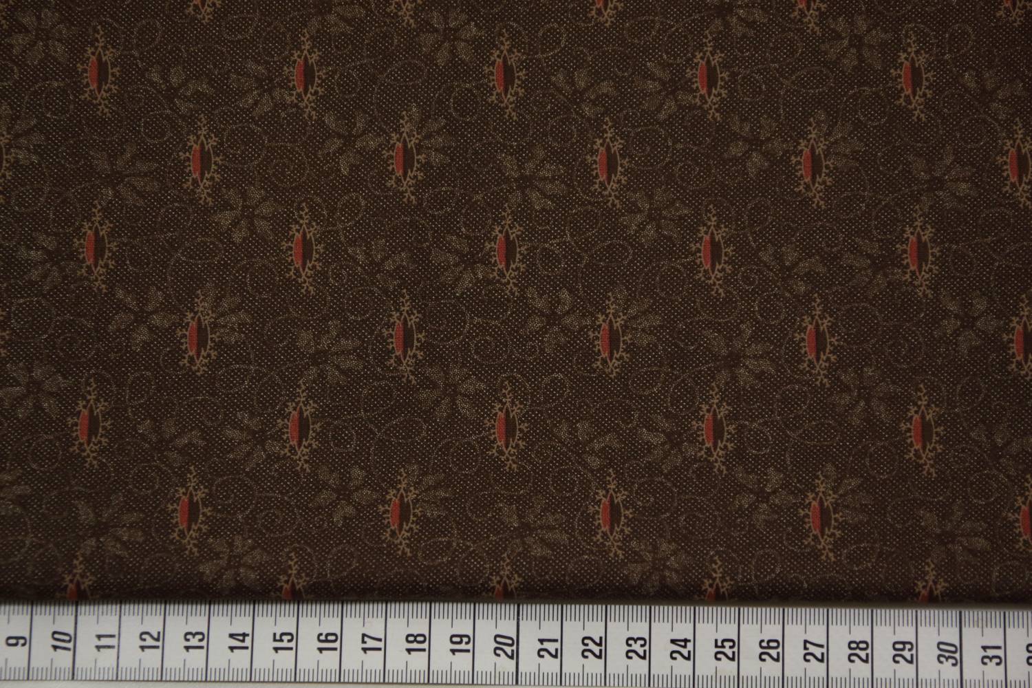 quiltstof bruin-motief in rood en beige-