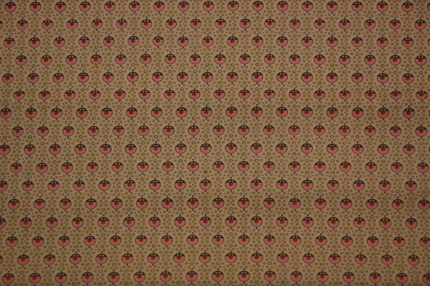 quiltstof-Beige-stippen in roze,rood en.