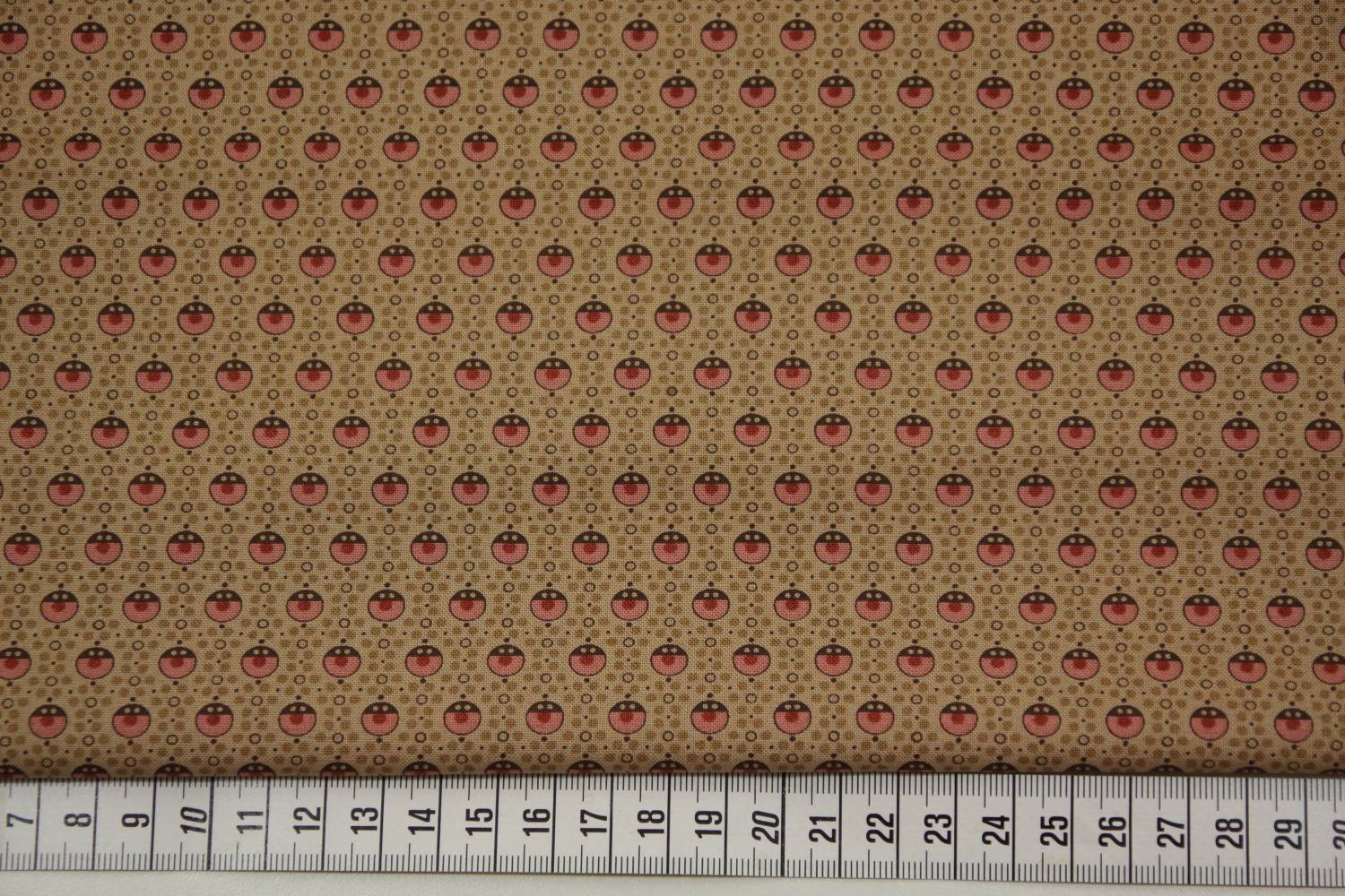 quiltstof-Beige-stippen in roze,rood en