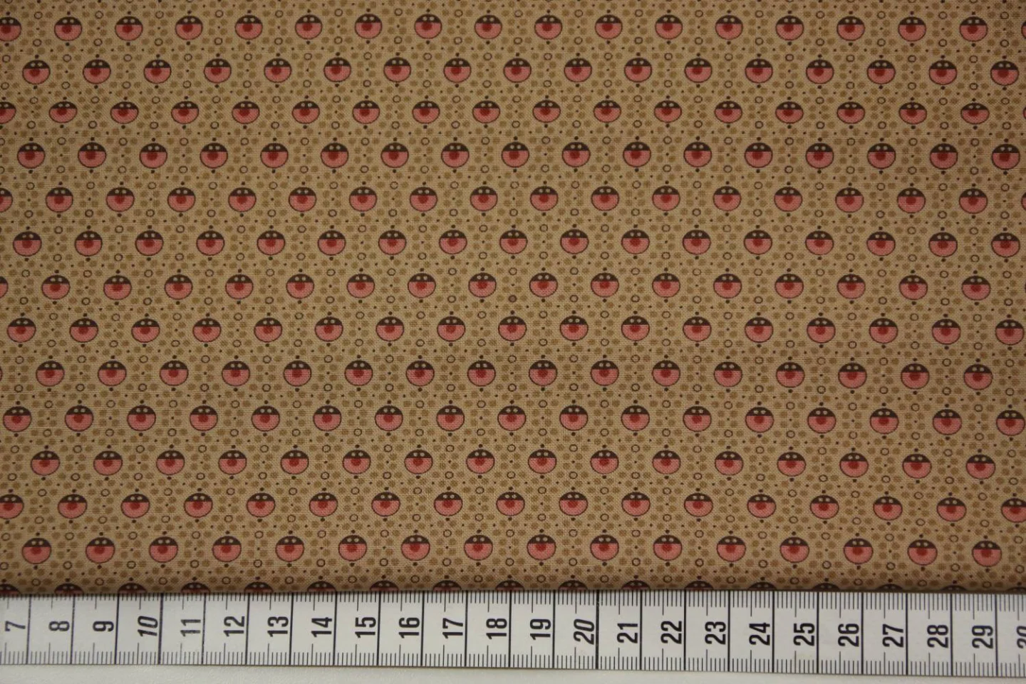 quiltstof-Beige-stippen in roze,rood en.