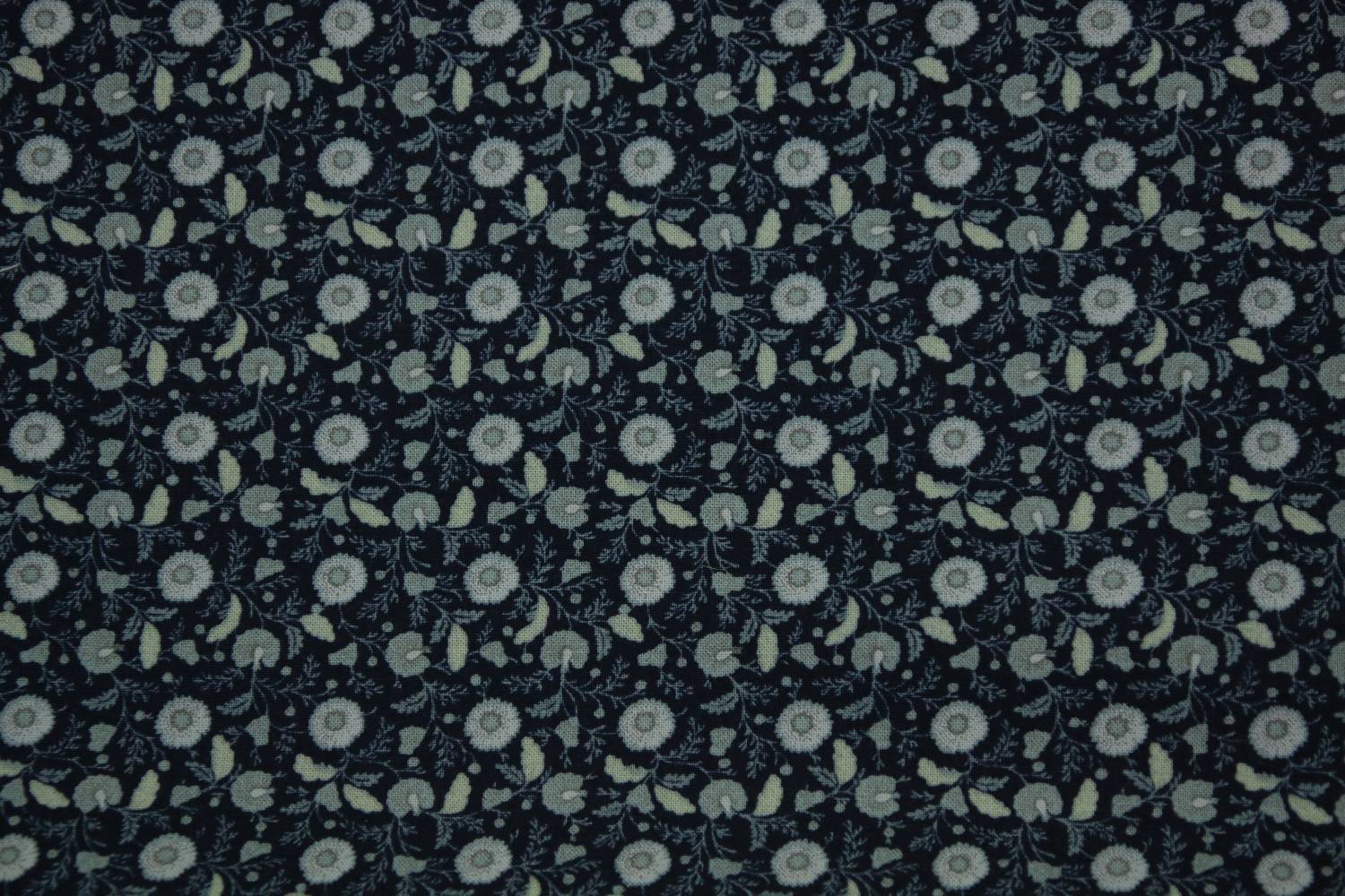 quiltstof-donkerblauw -bloemetje in lich