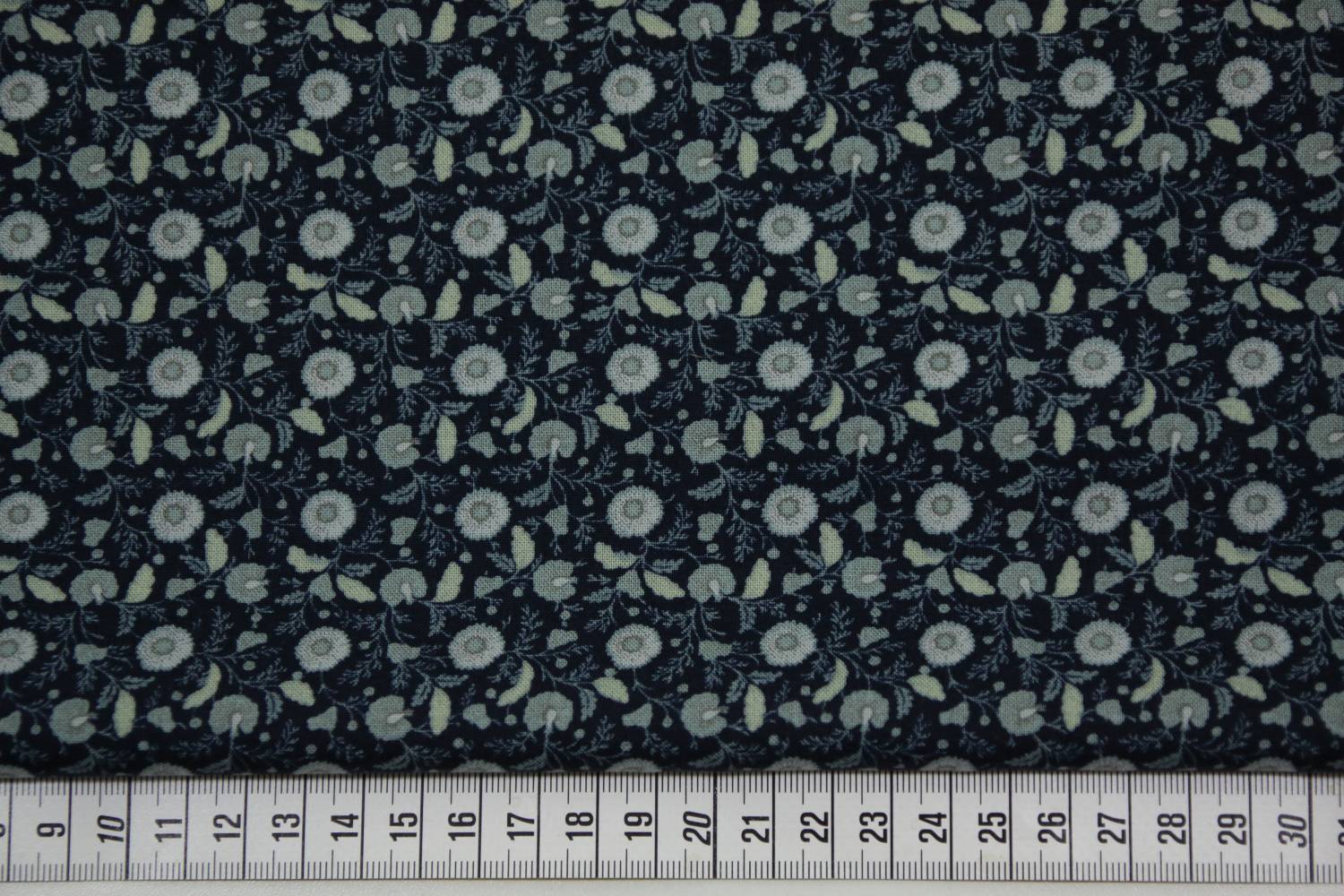 quiltstof-donkerblauw -bloemetje in lich