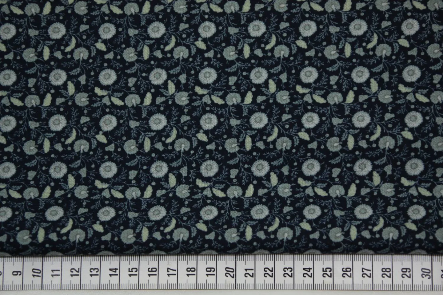 quiltstof-donkerblauw -bloemetje in lich.