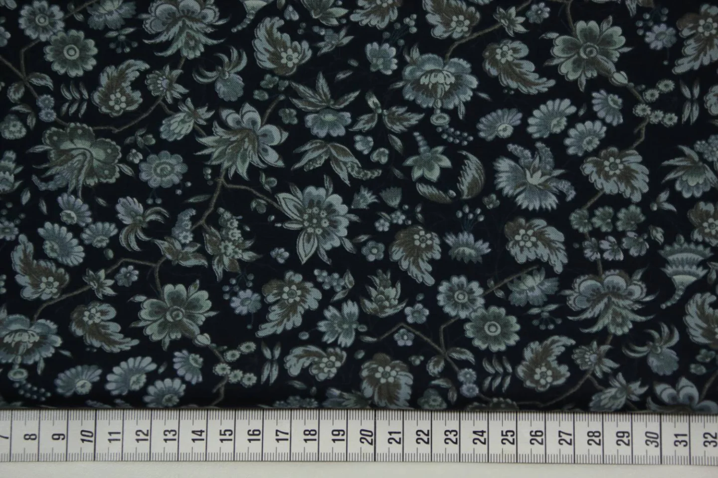 quiltstof-donkerblauw -bloemen aan takje.