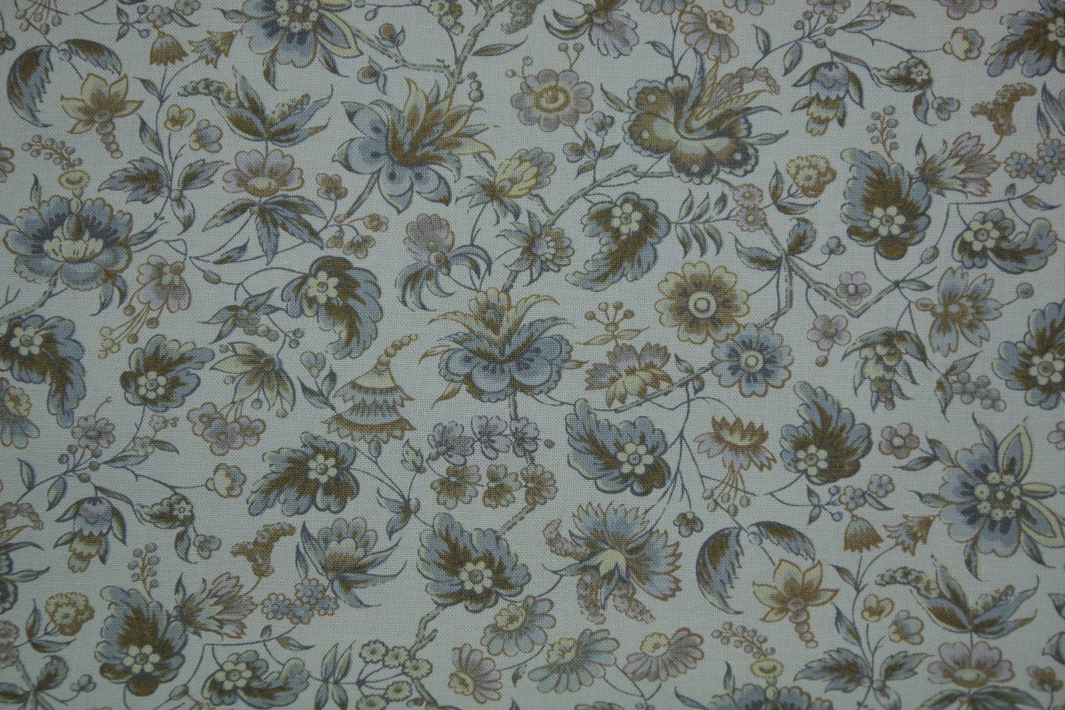 quiltstof-licht grijsblauw -bloemen aan