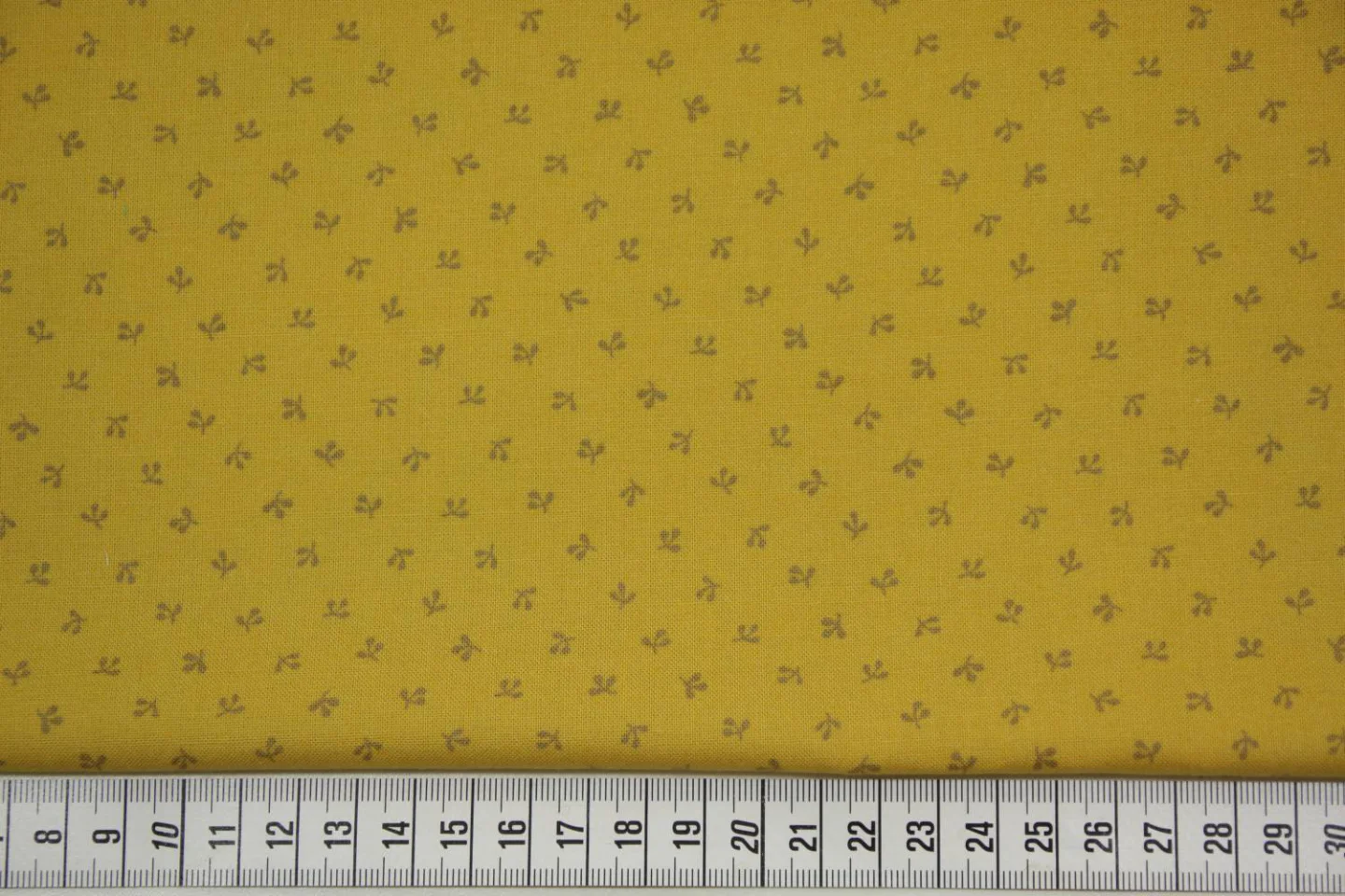 quiltstof-okergeel -blaadjes in taupe-Mo.
