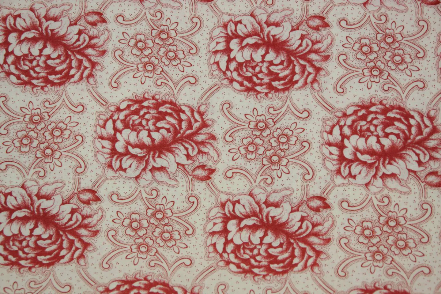 quiltstof-ivoor met rode bloemen-Moda Fa.