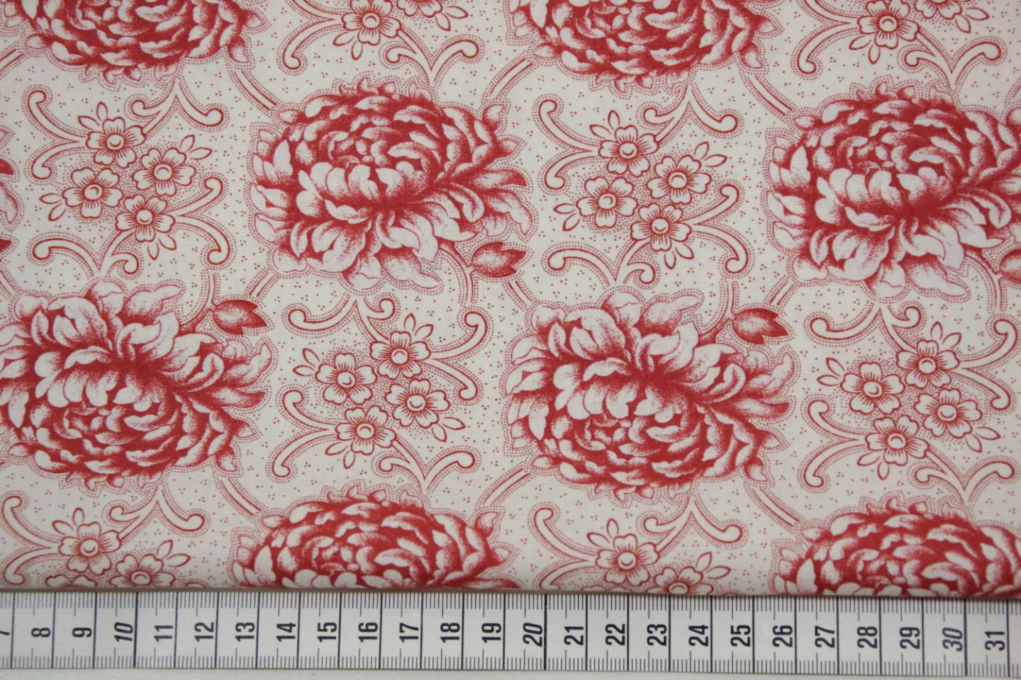 quiltstof-ivoor met rode bloemen-Moda Fa.