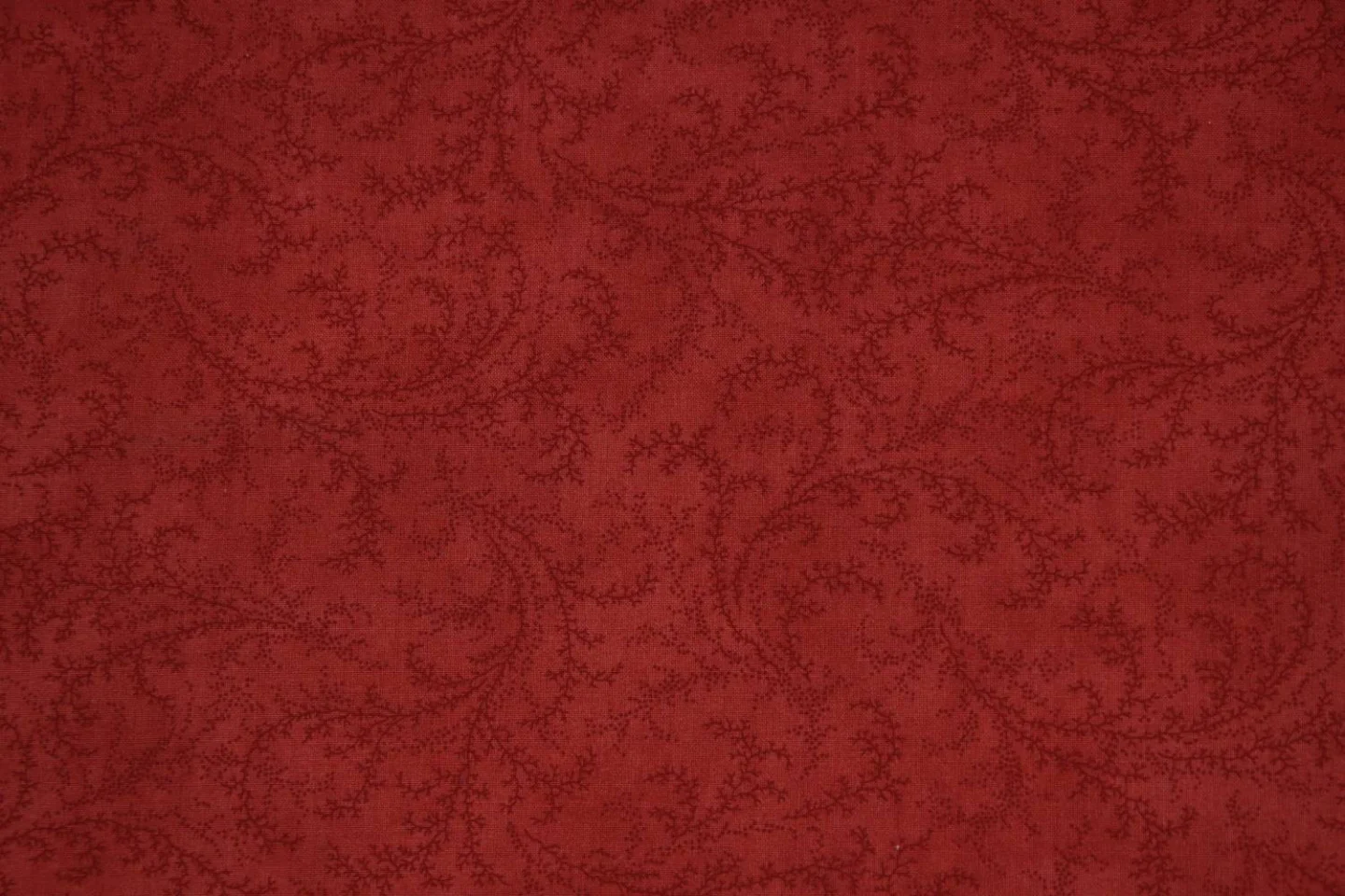 quiltstof-rood met donkerrode slingertak.