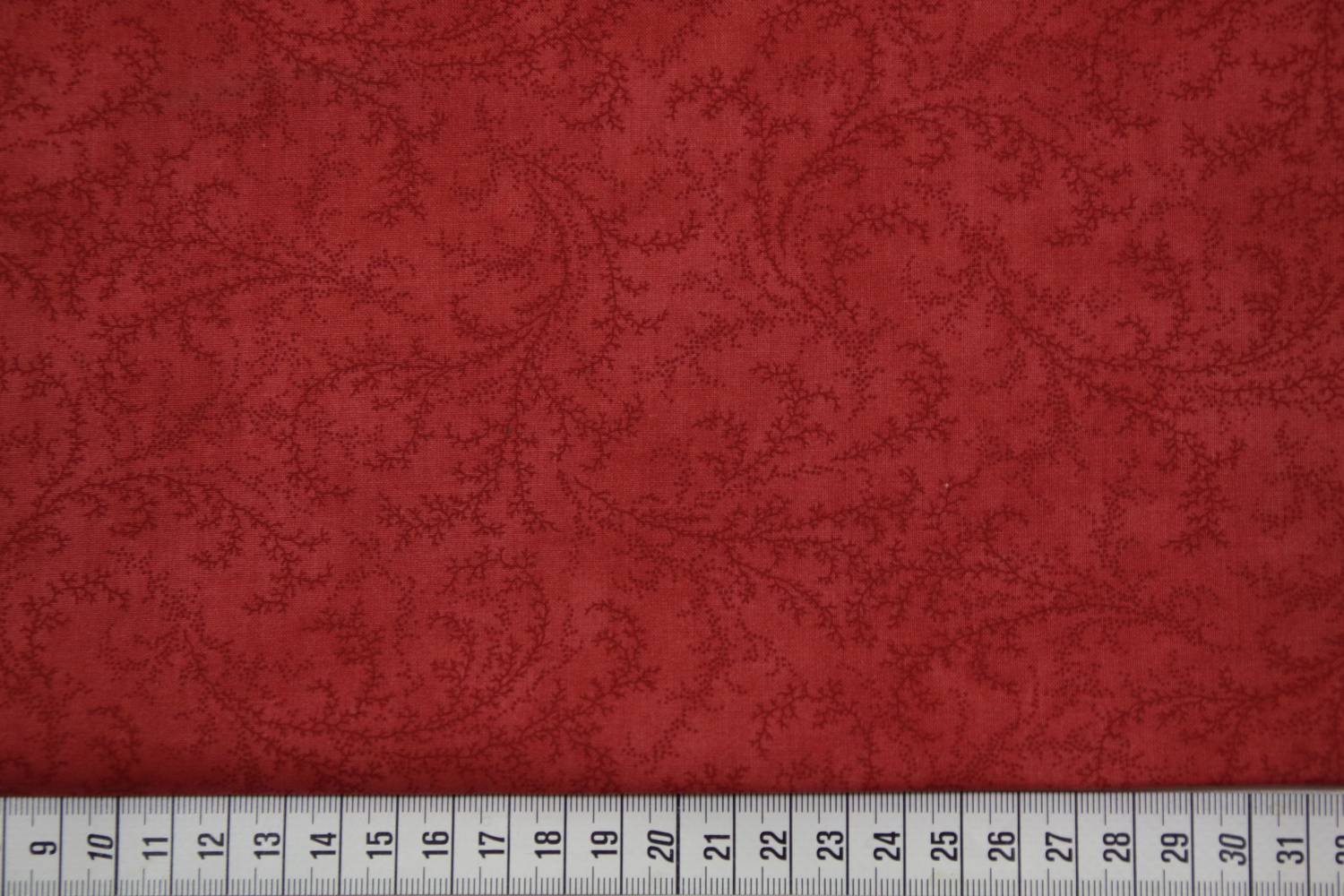 quiltstof-rood met donkerrode slingertak