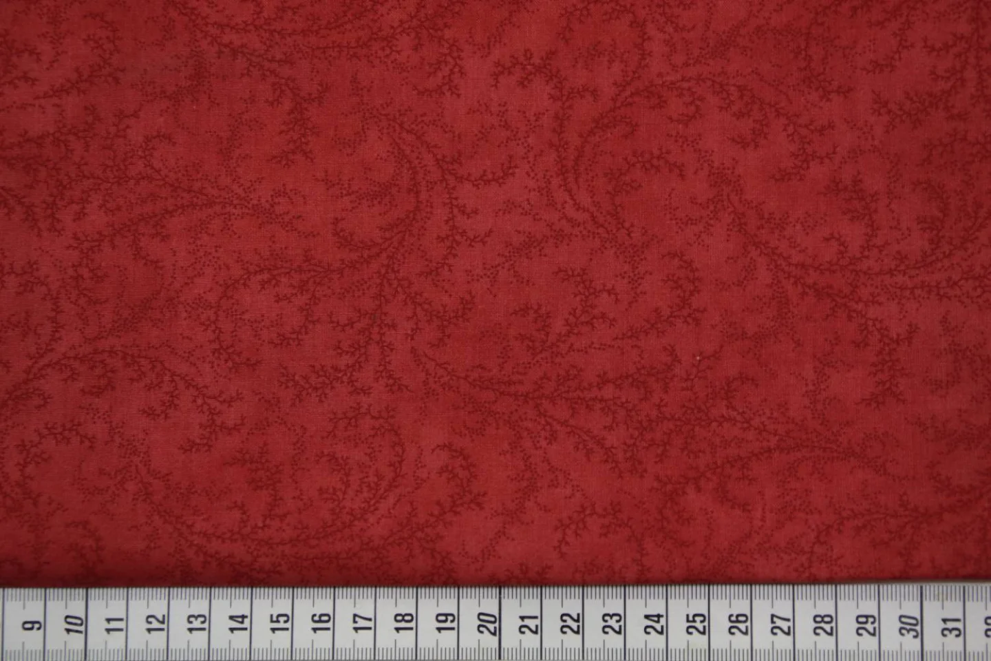 quiltstof-rood met donkerrode slingertak.