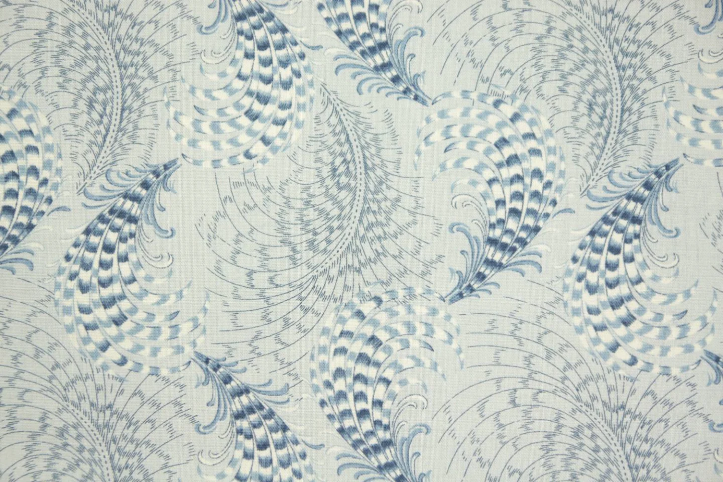 quiltstof-licht grijsblauw met veren van.