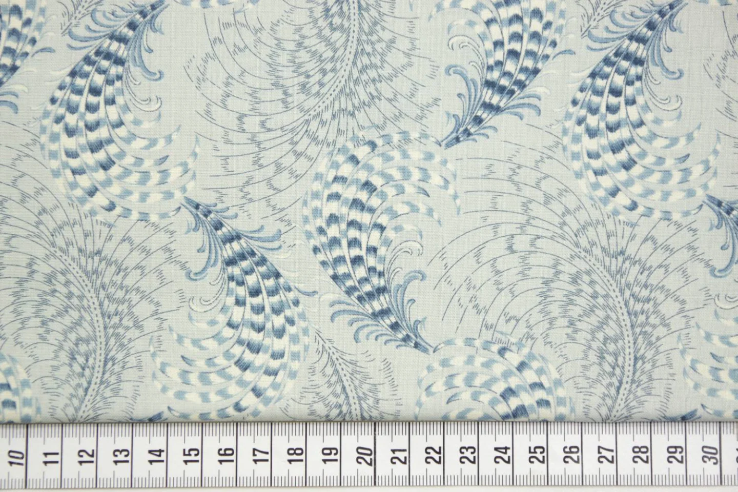 quiltstof-licht grijsblauw met veren van.