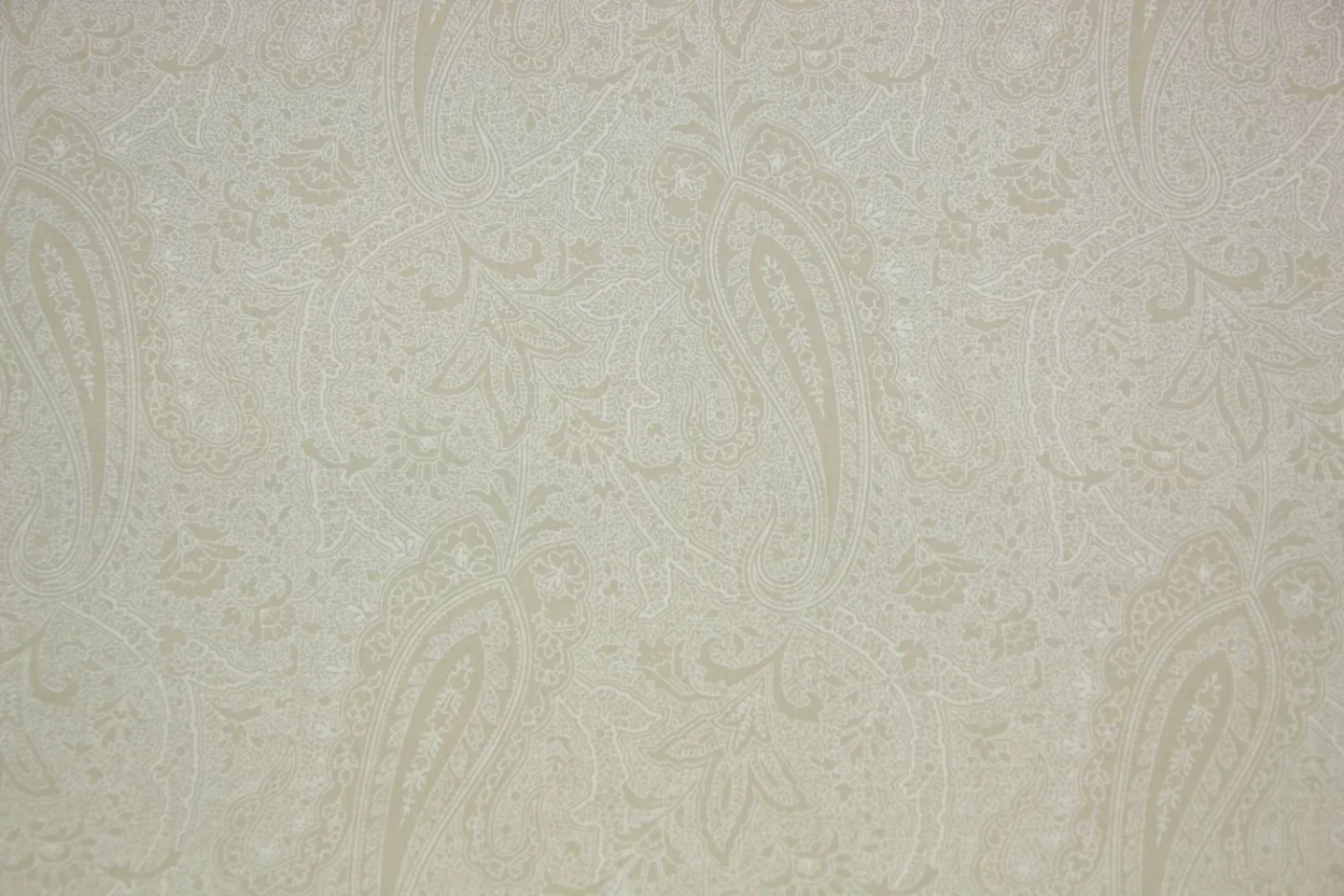 quiltstof-taupe met ivoor paisleymotief-.