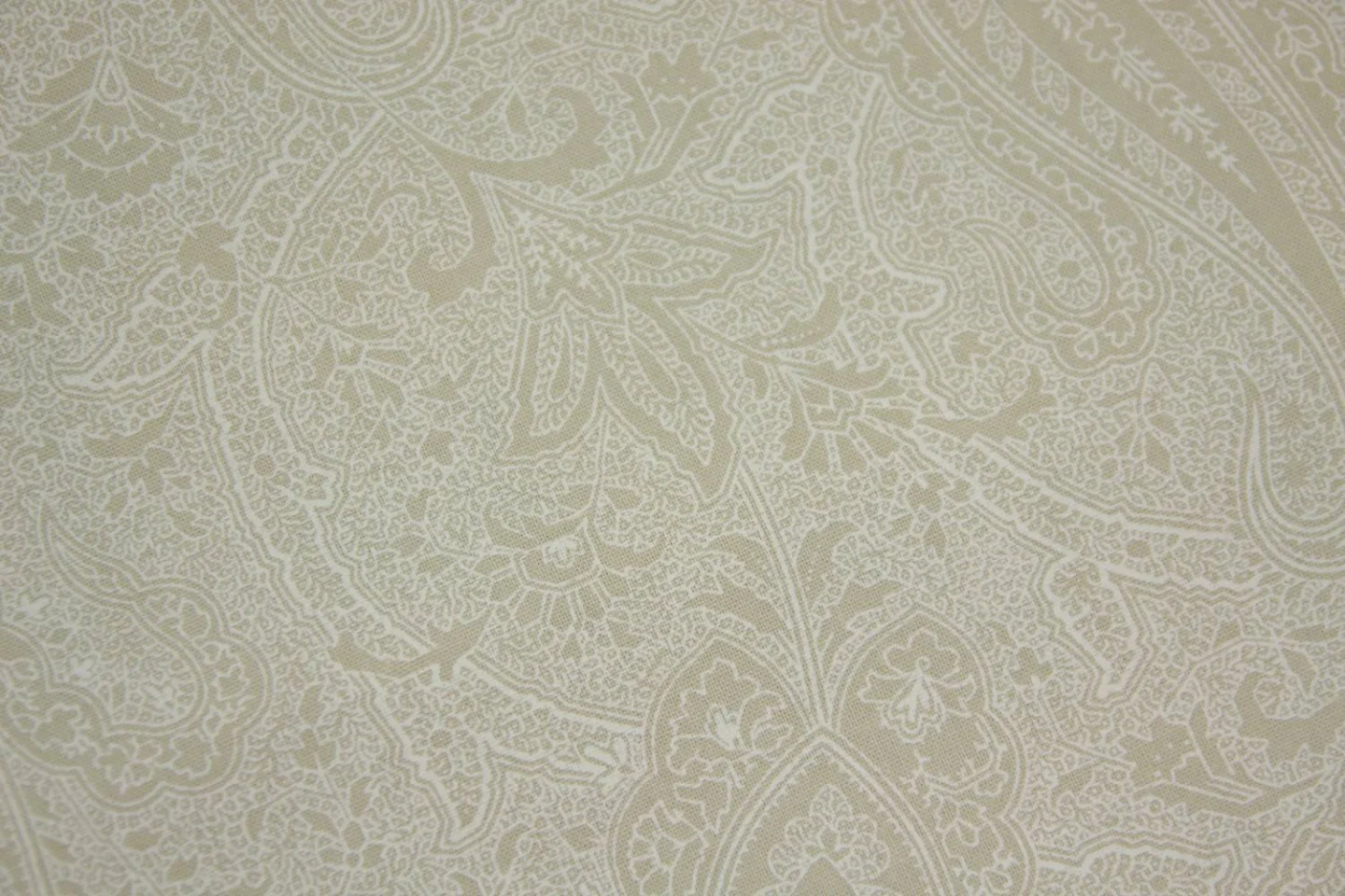 quiltstof-taupe met ivoor paisleymotief-.