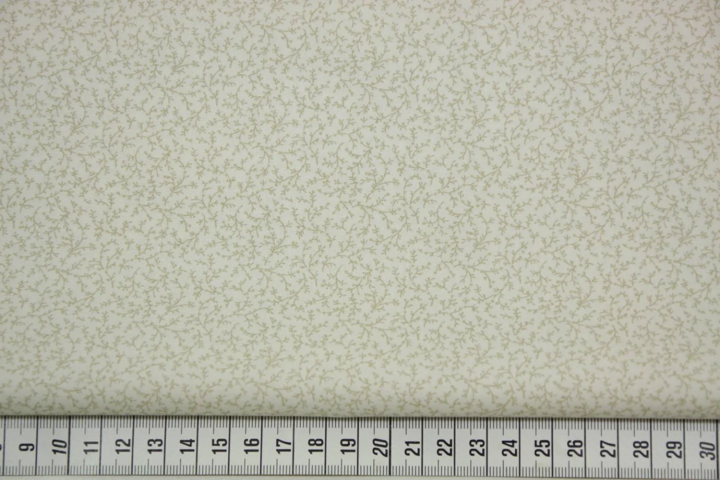 quiltstof-ivoor-slingertakjes in taupe-M.