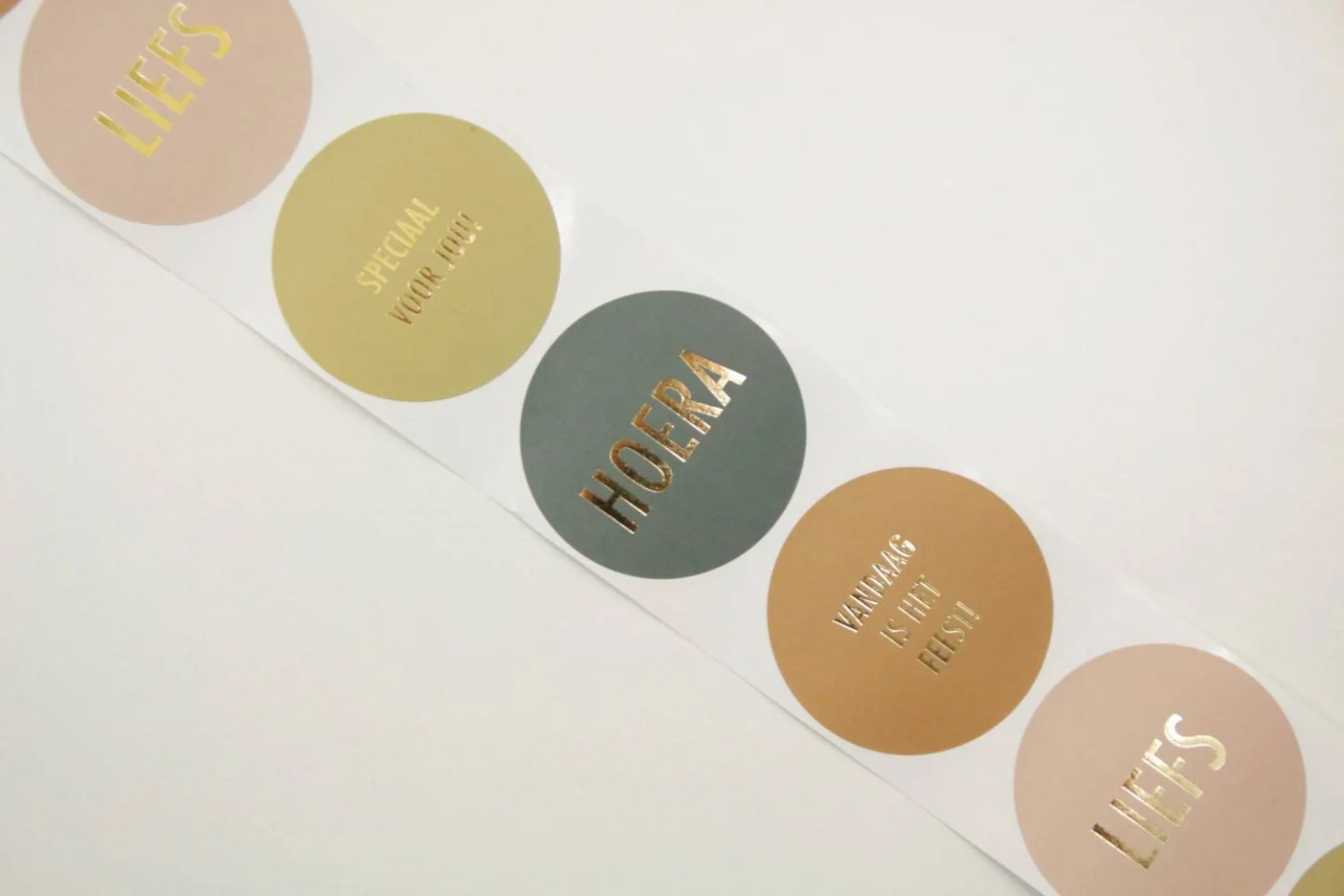 Sluitsticker-rond-tekst-4 kleuren- feest.