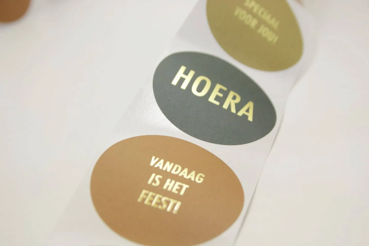 Sluitsticker-rond-tekst-4 kleuren- feest.