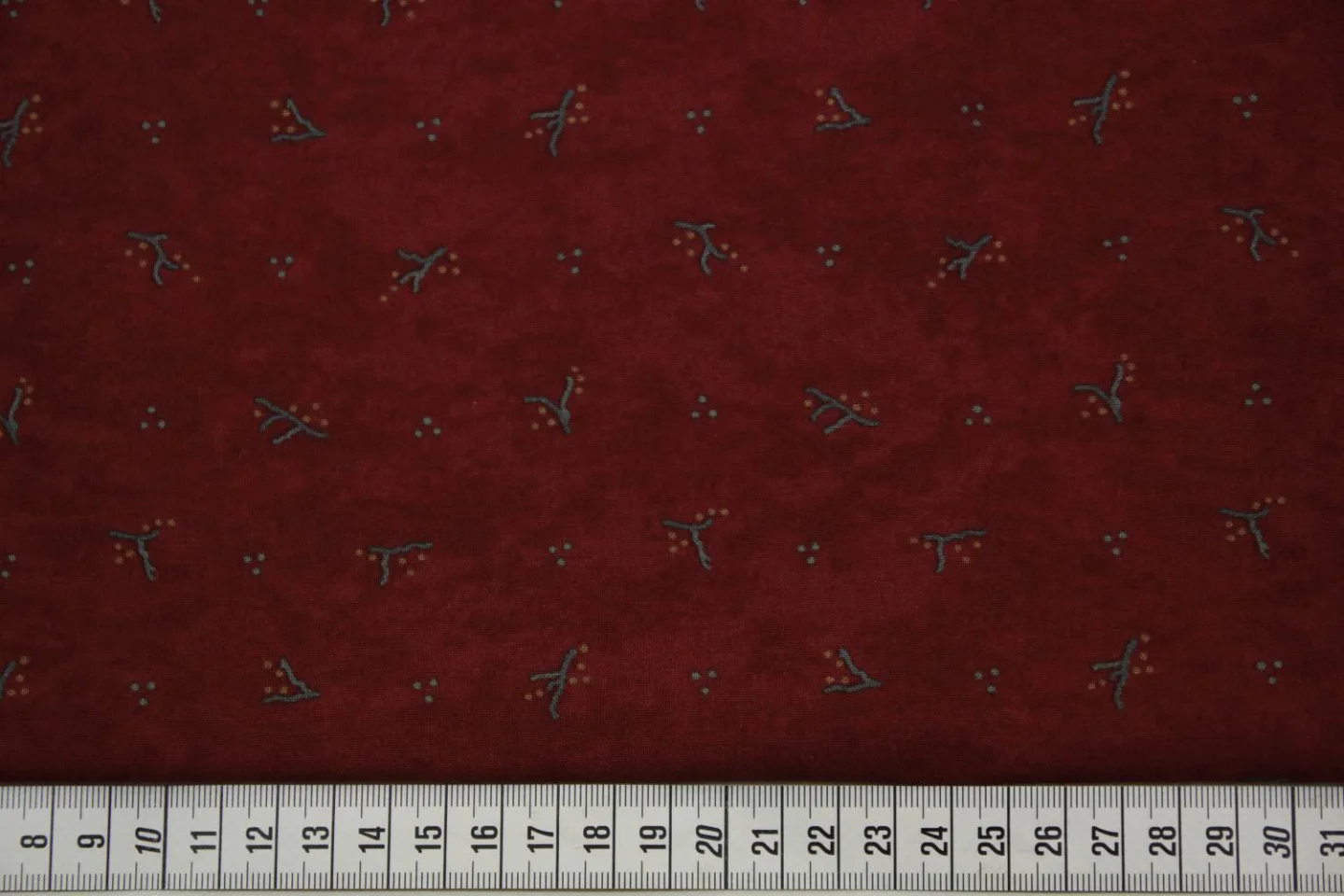 quiltstof-rood met zeegroen bessentakje-.