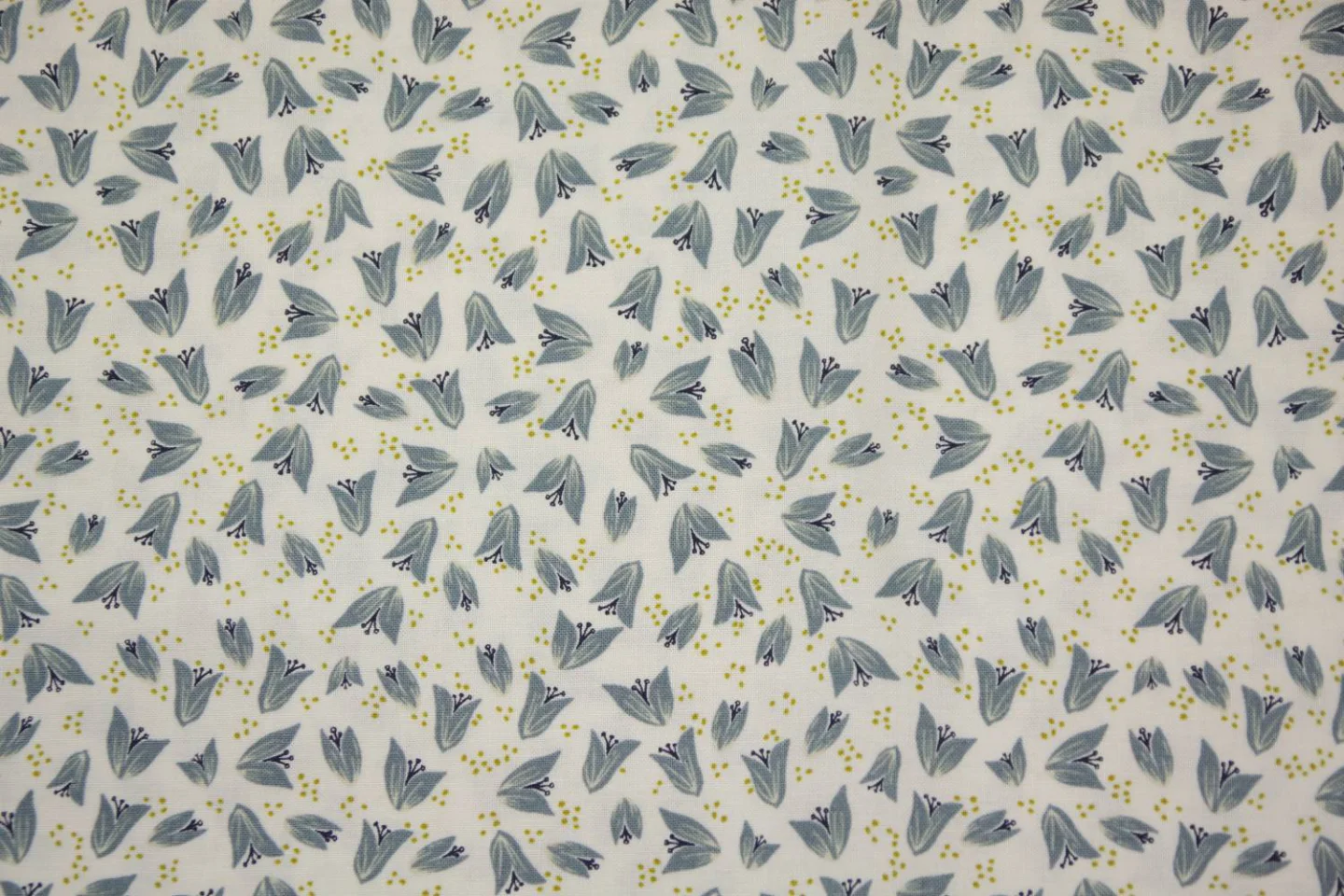 quiltstof-ioor-blauwgrijs bloemetje-Moda.