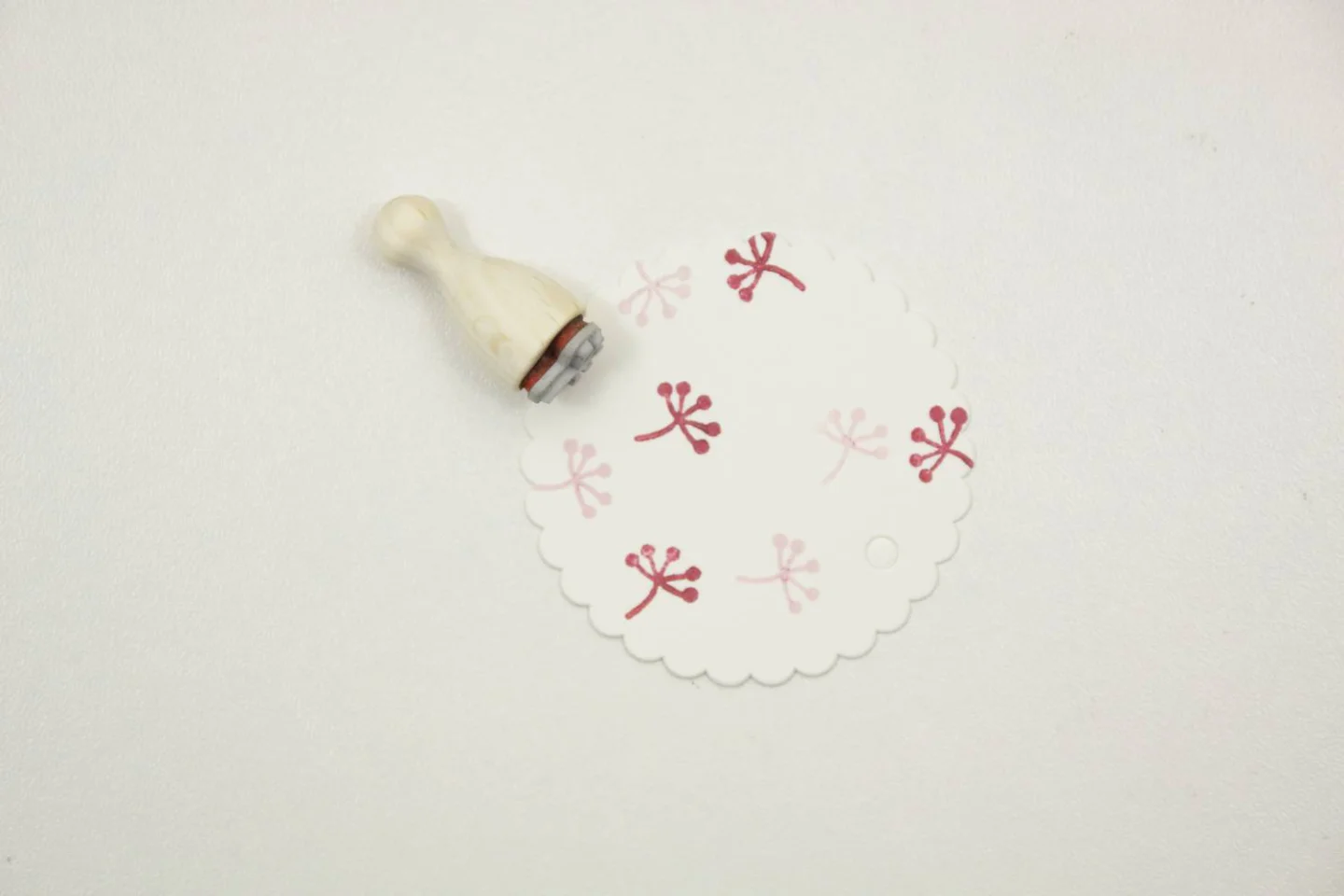 Houten stempel-Perlenfischer-bloemknoppe.