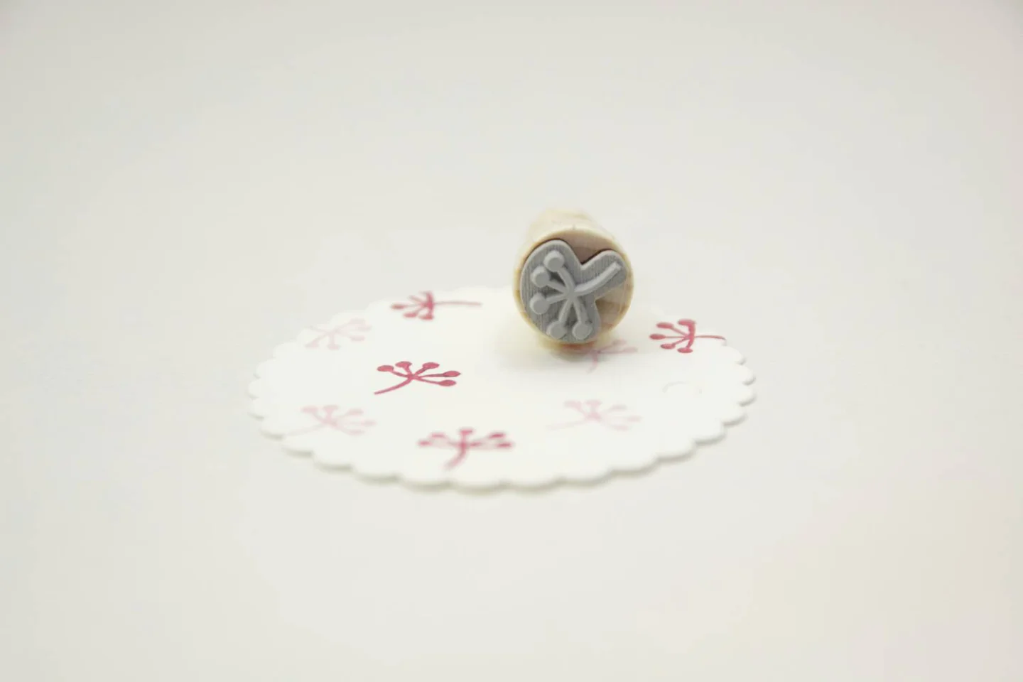 Houten stempel-Perlenfischer-bloemknoppe.