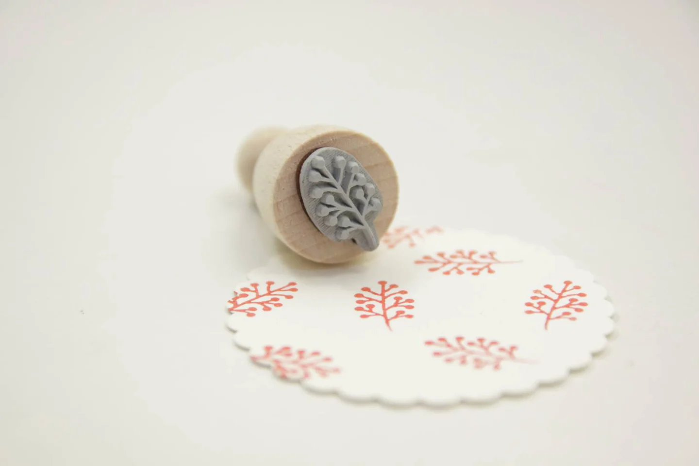 Houten stempel-Perlenfischer-knoppentwij.