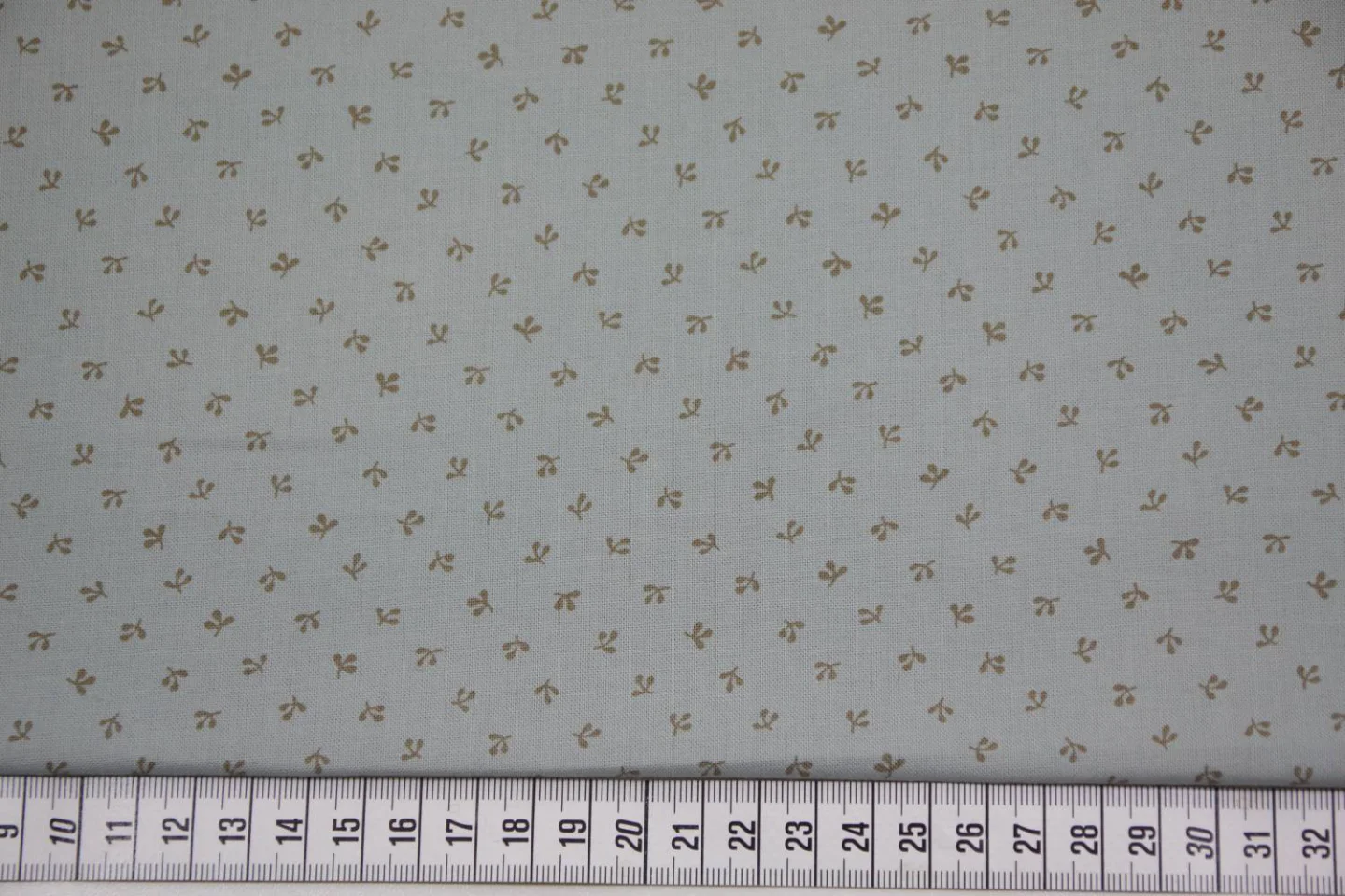 quiltstfo-licht grijsblauw -blaadjes in.