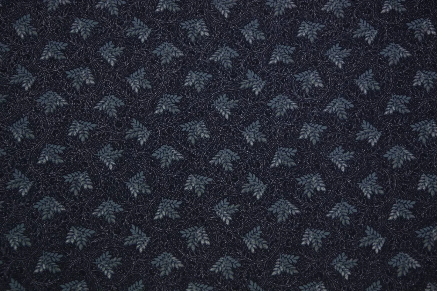 quiltstof-donkerblauw -bladtakjes in lic.