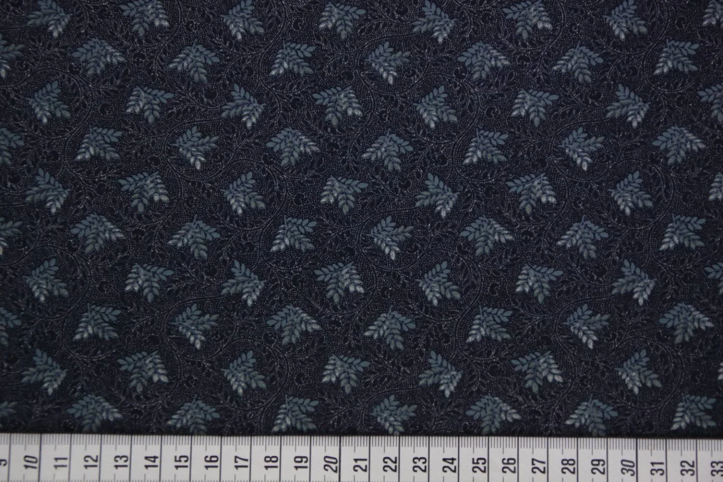 quiltstof-donkerblauw -bladtakjes in lic.
