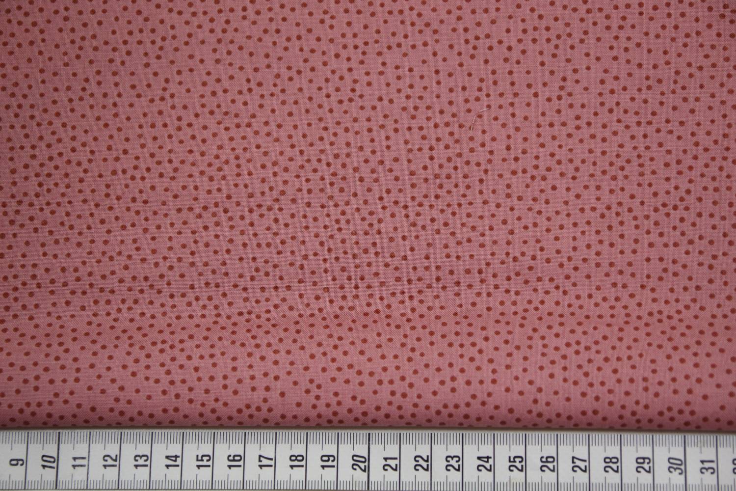 quiltstof-Donkerroze met donkerrode stip
