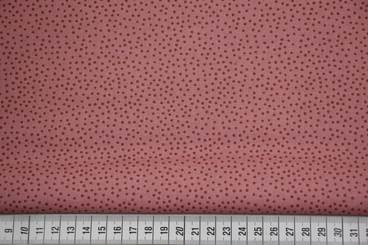 quiltstof-Donkerroze met donkerrode stip.