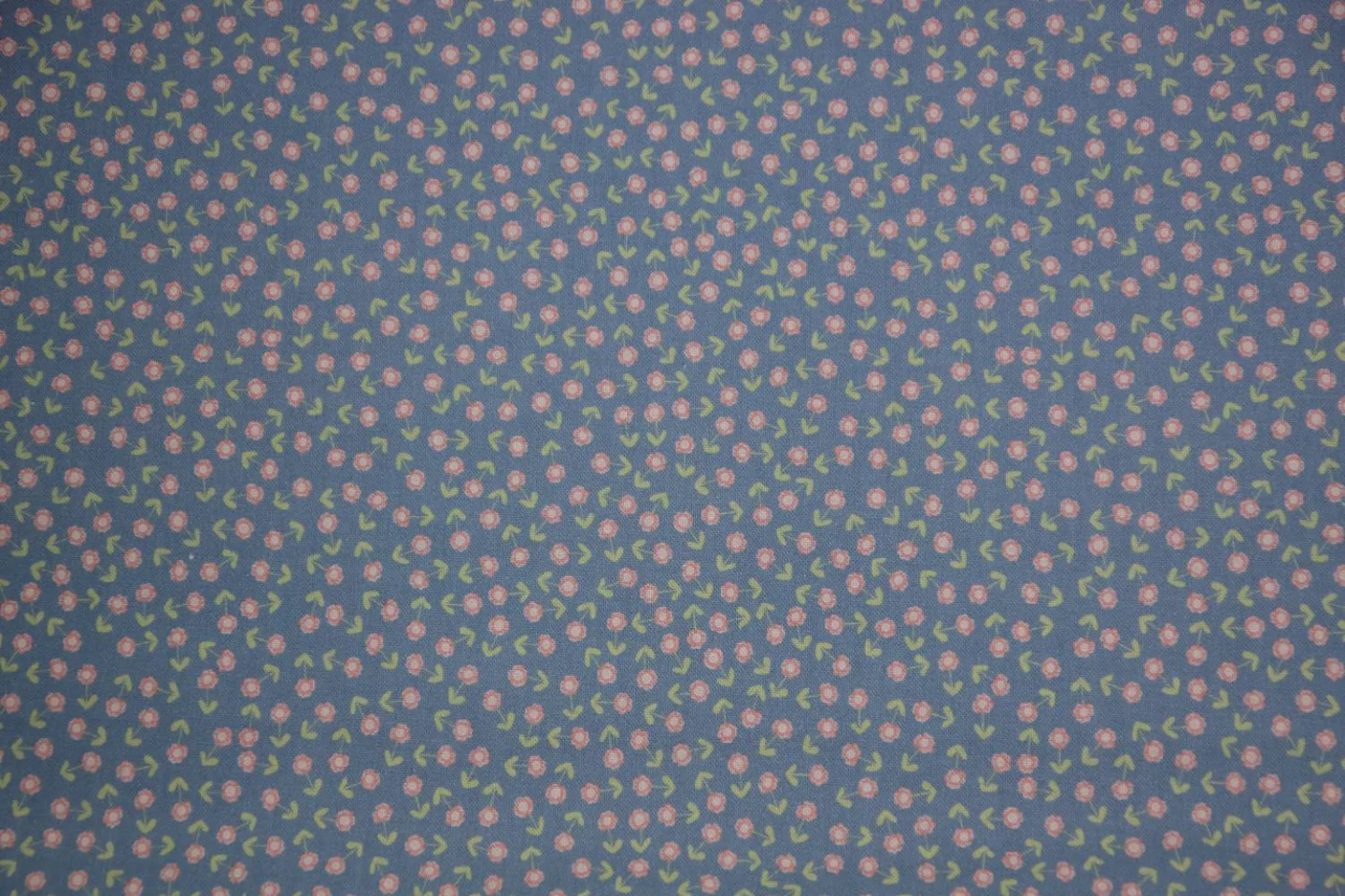 quiltstof-Oudblauw met roze bloemsteeltj.