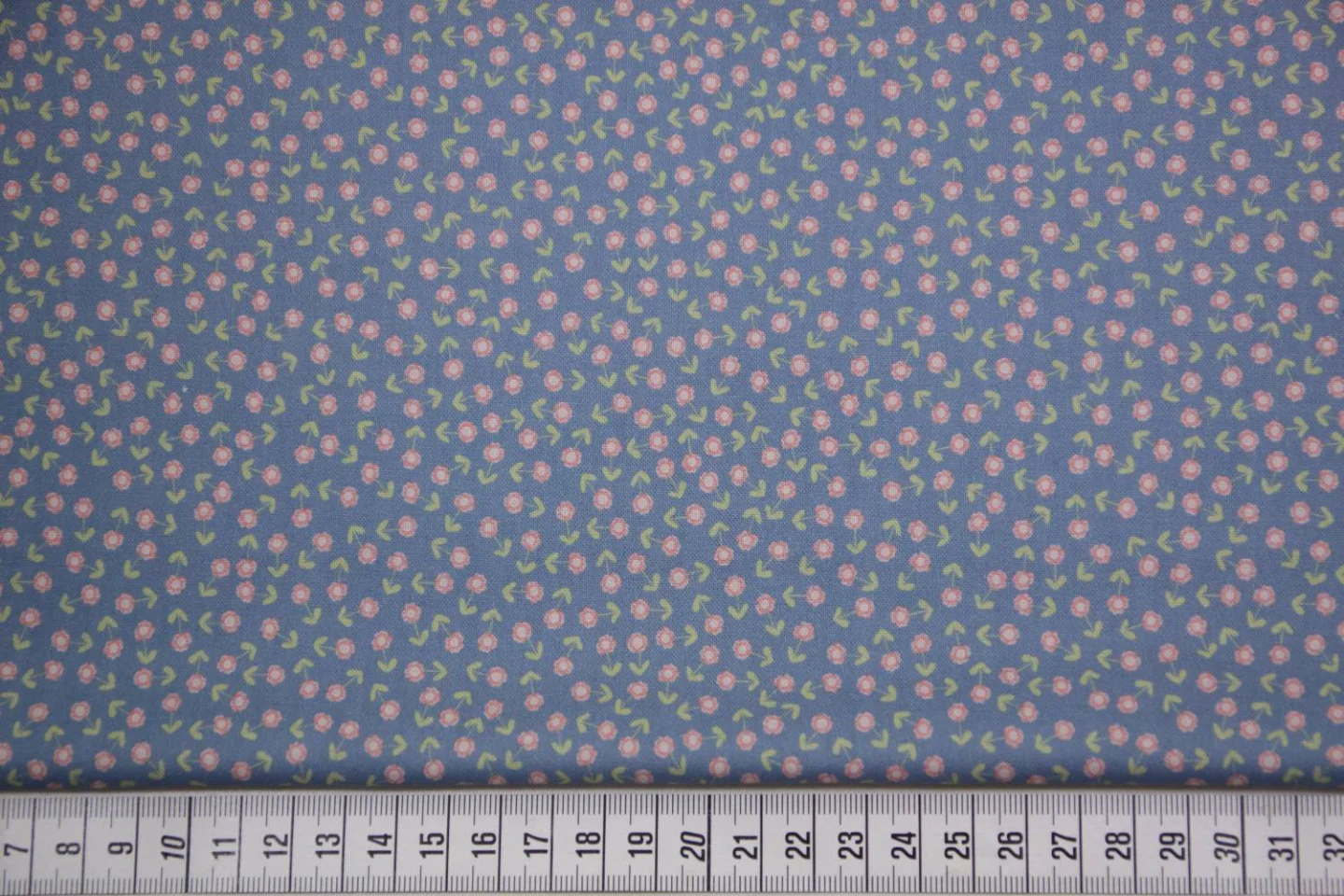 quiltstof-Oudblauw met roze bloemsteeltj.