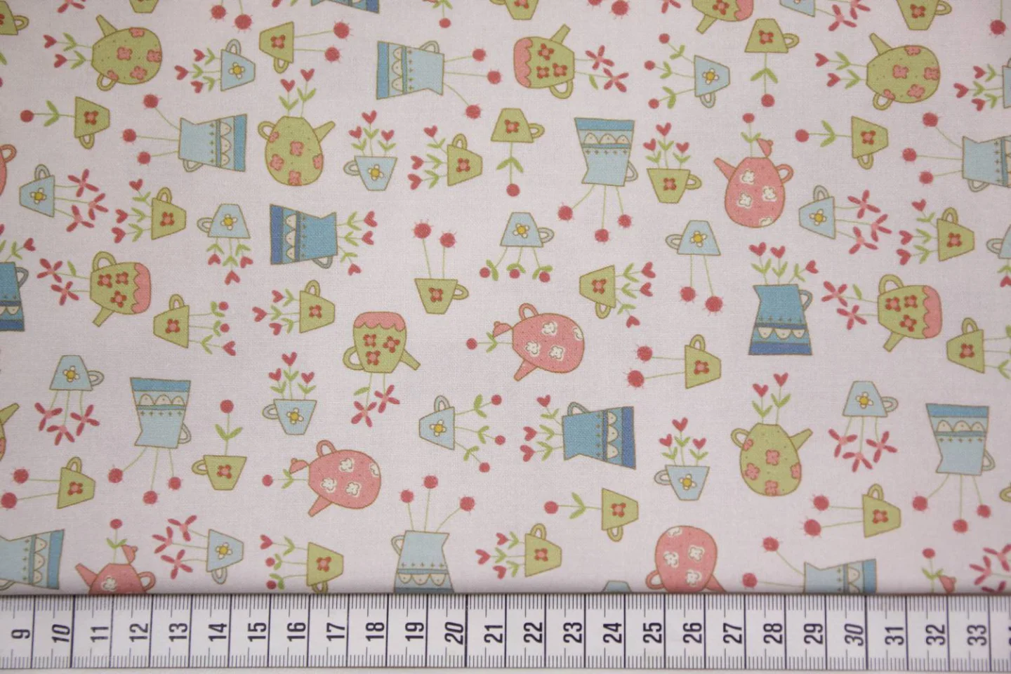 quiltstof-Ecru met servies,The Birdhouse.