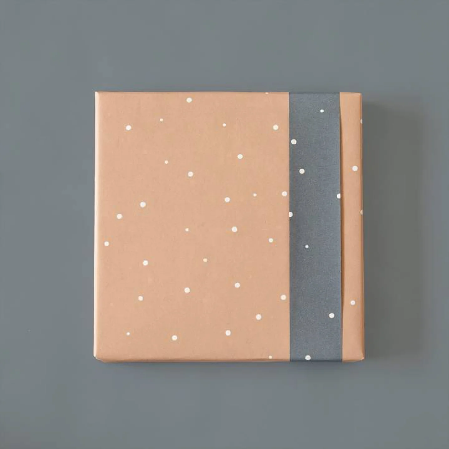 hip inpakpapier stippen baby roze blauw.