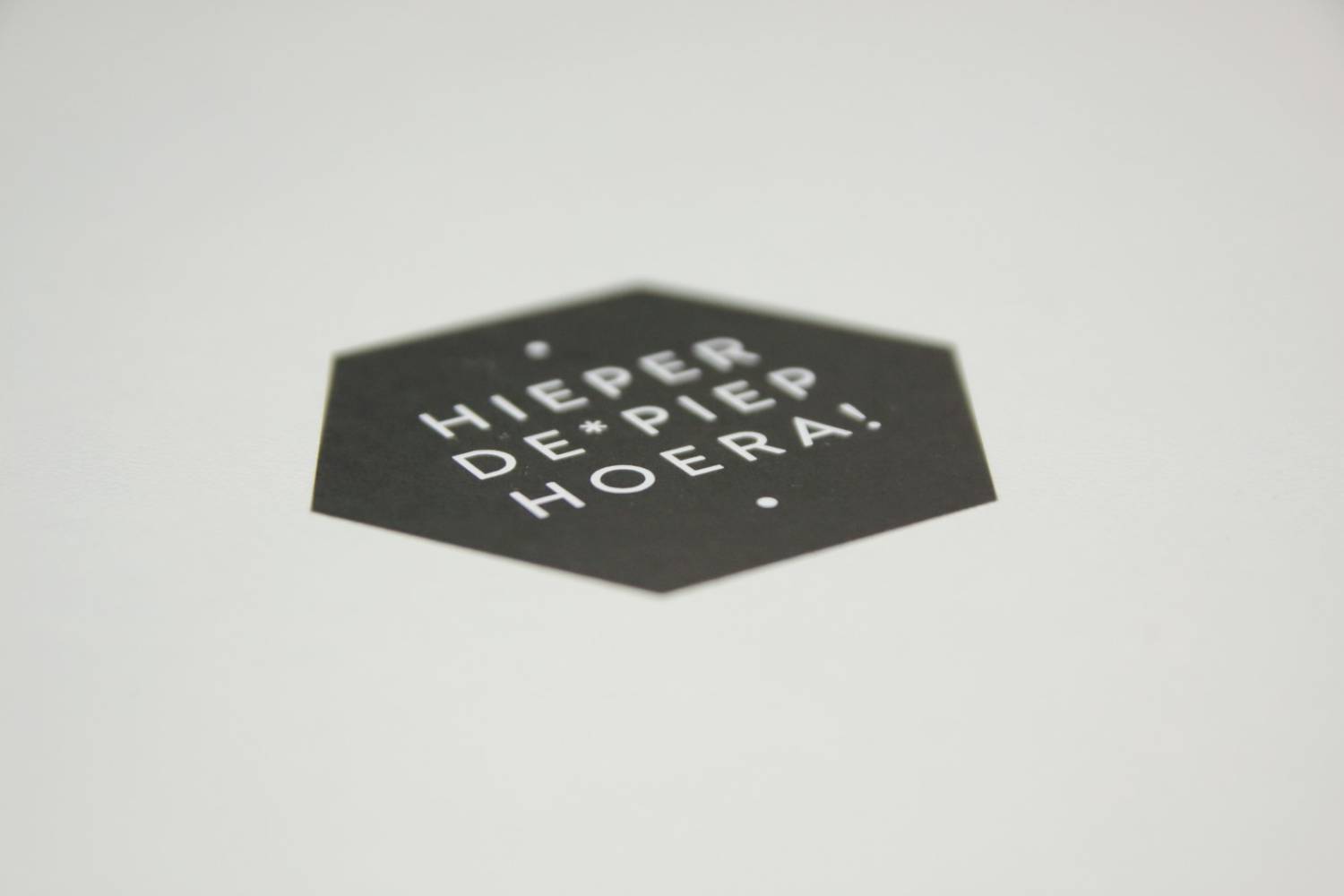 Sticker-sluitsticker-hierdepiep hoera-mo