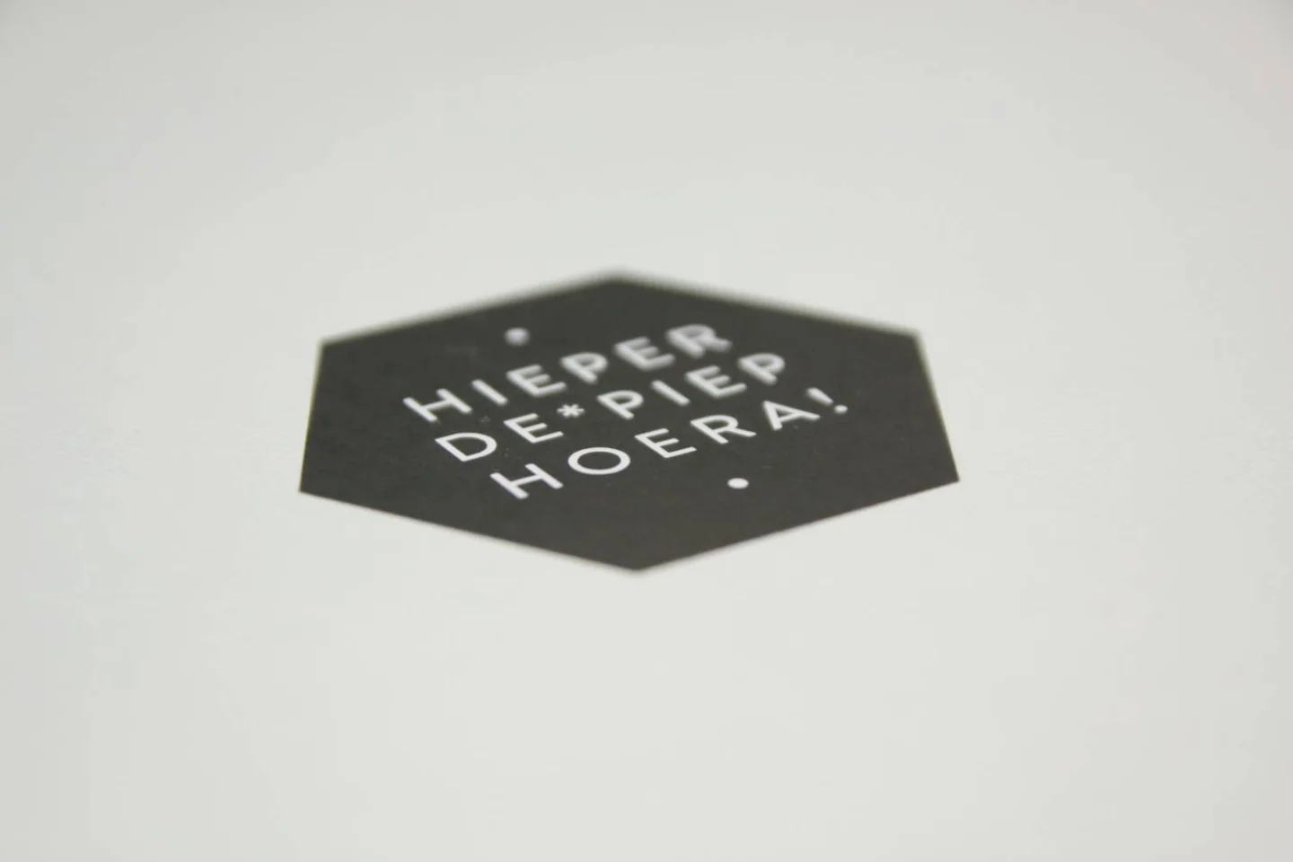 Sticker-sluitsticker-hierdepiep hoera-mo.