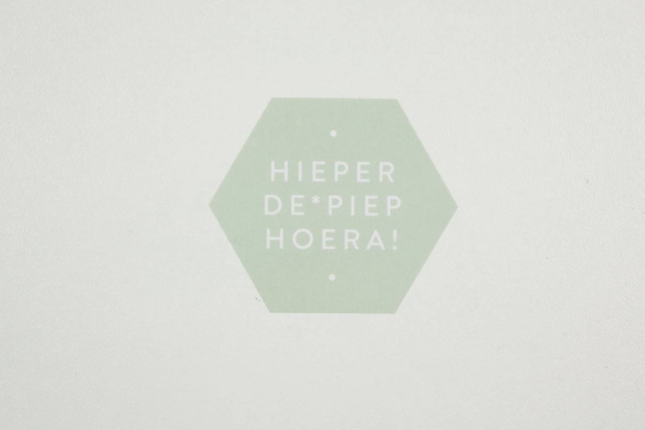 Sticker- zachtgroen-sluitsticker-hierdep