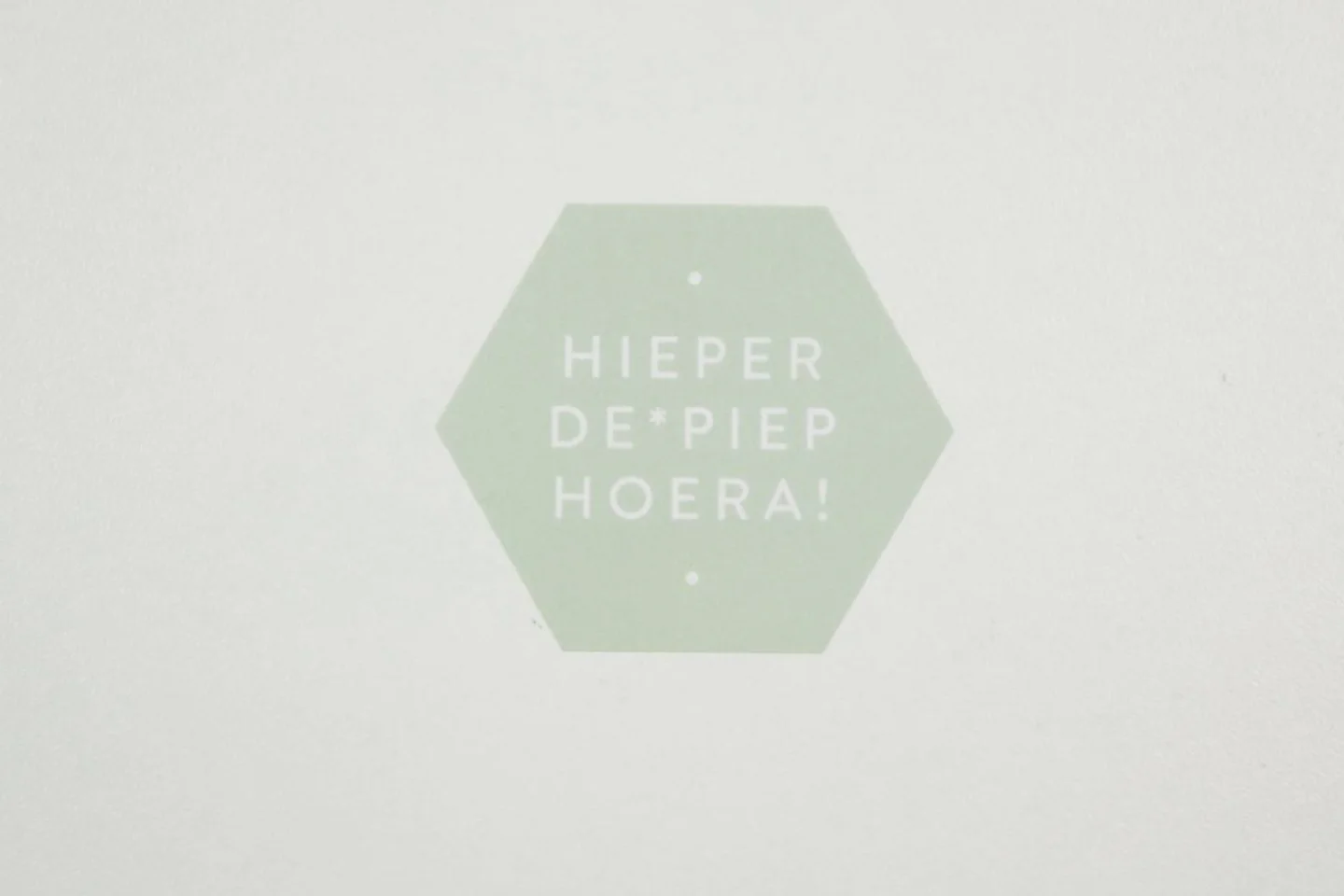 Sticker- zachtgroen-sluitsticker-hierdep.