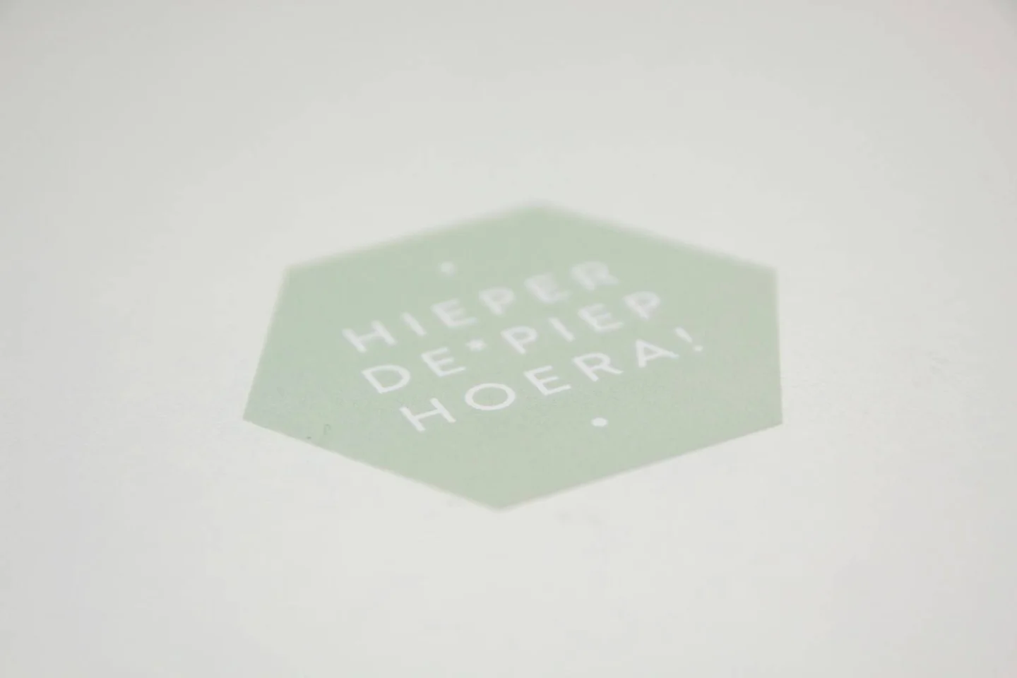 Sticker- zachtgroen-sluitsticker-hierdep.
