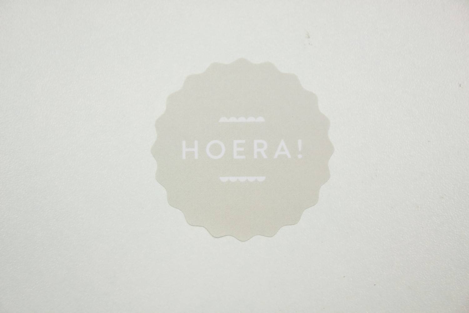 Sticker-sluitsticker-hoera- zachtgrijs-