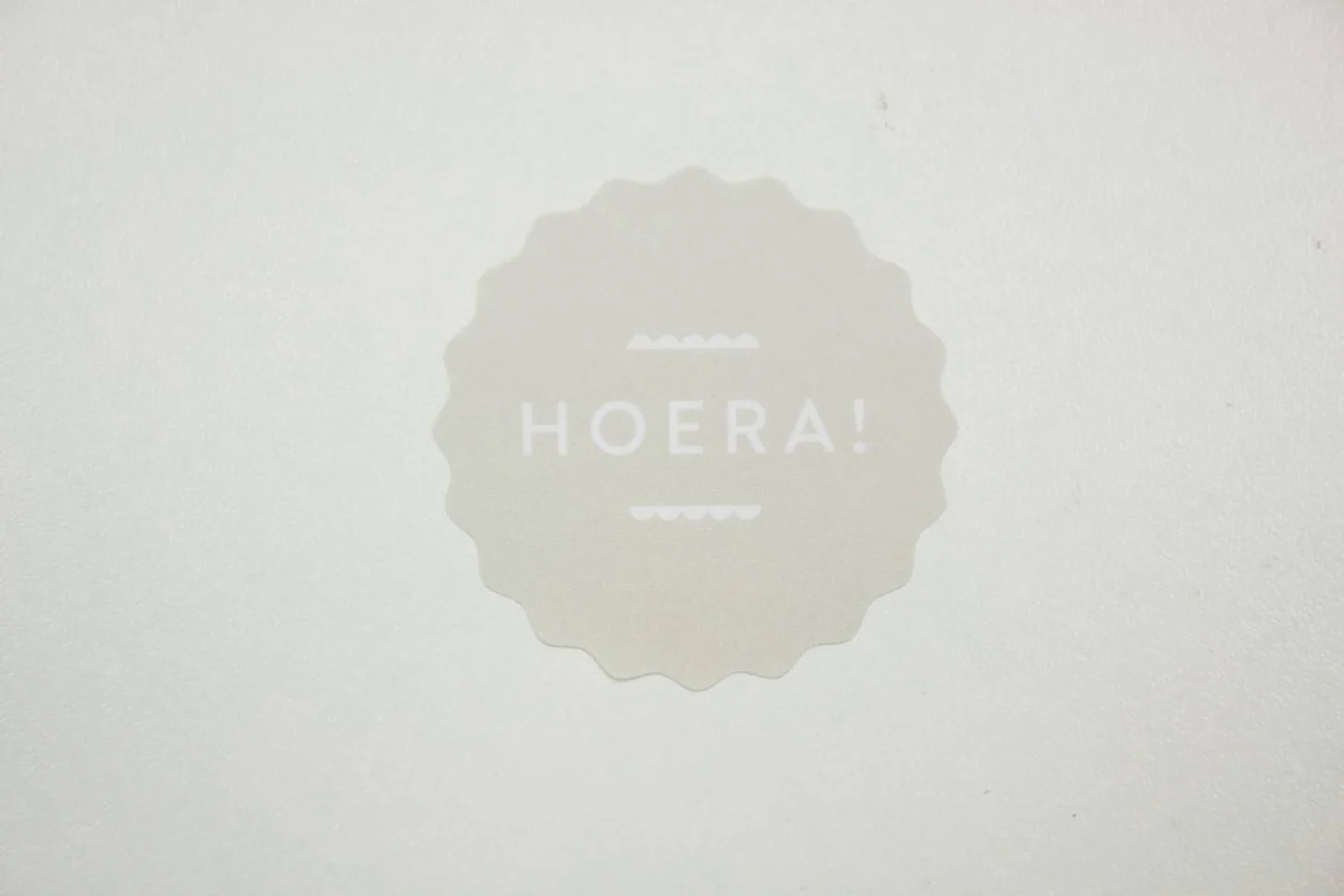 Sticker-sluitsticker-hoera- zachtgrijs-.