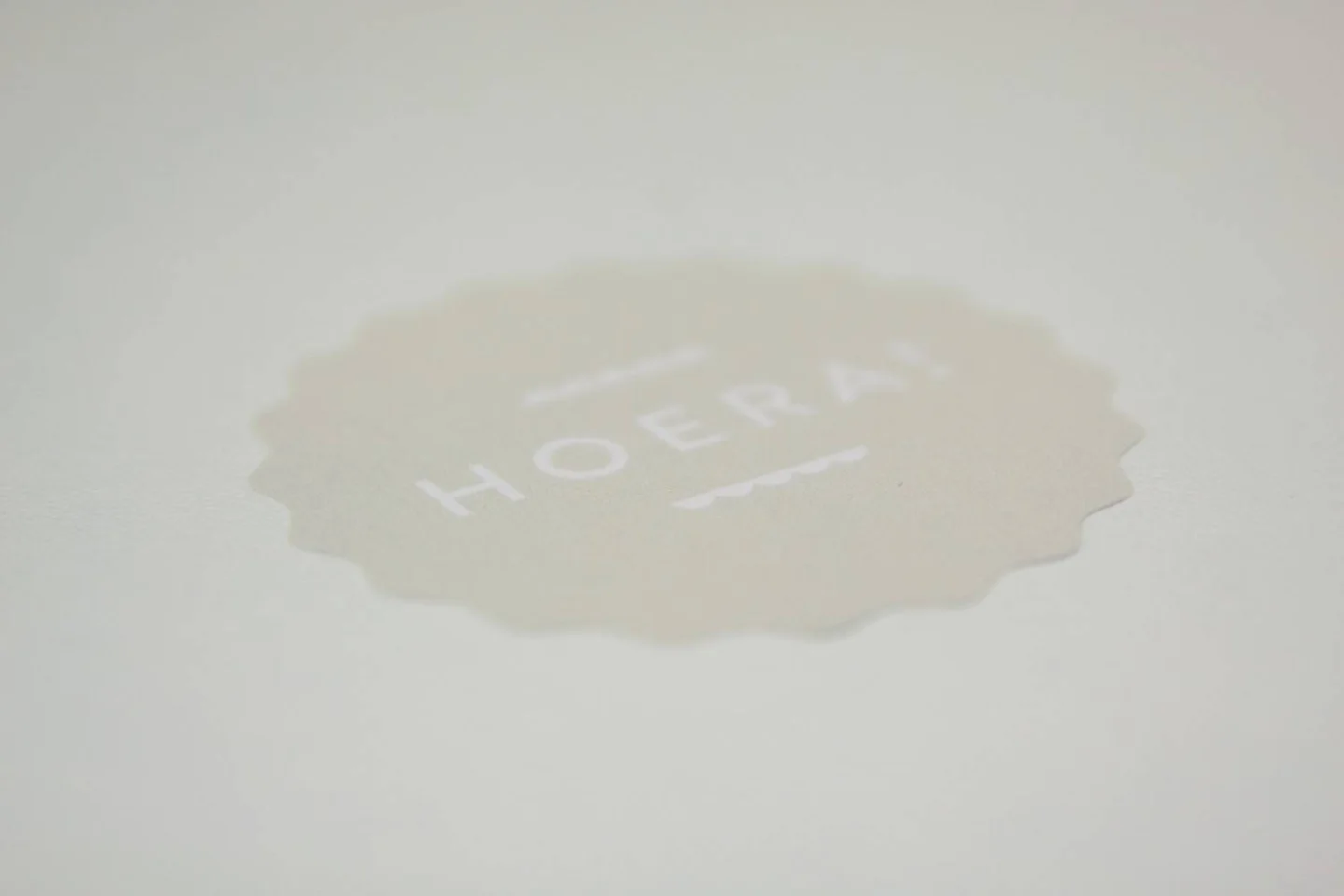 Sticker-sluitsticker-hoera- zachtgrijs-.