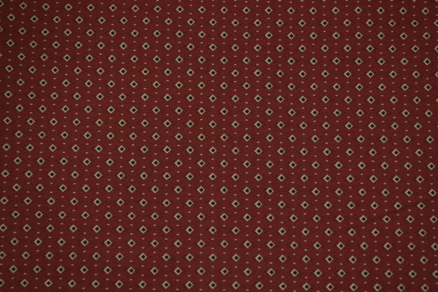 quiltstof-steenrood-ecru met zwart ruitj.