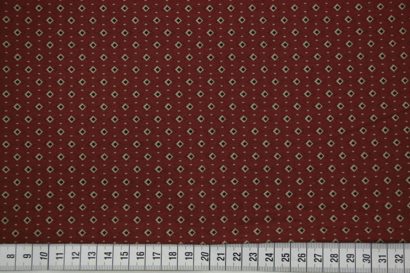 quiltstof-steenrood-ecru met zwart ruitj.