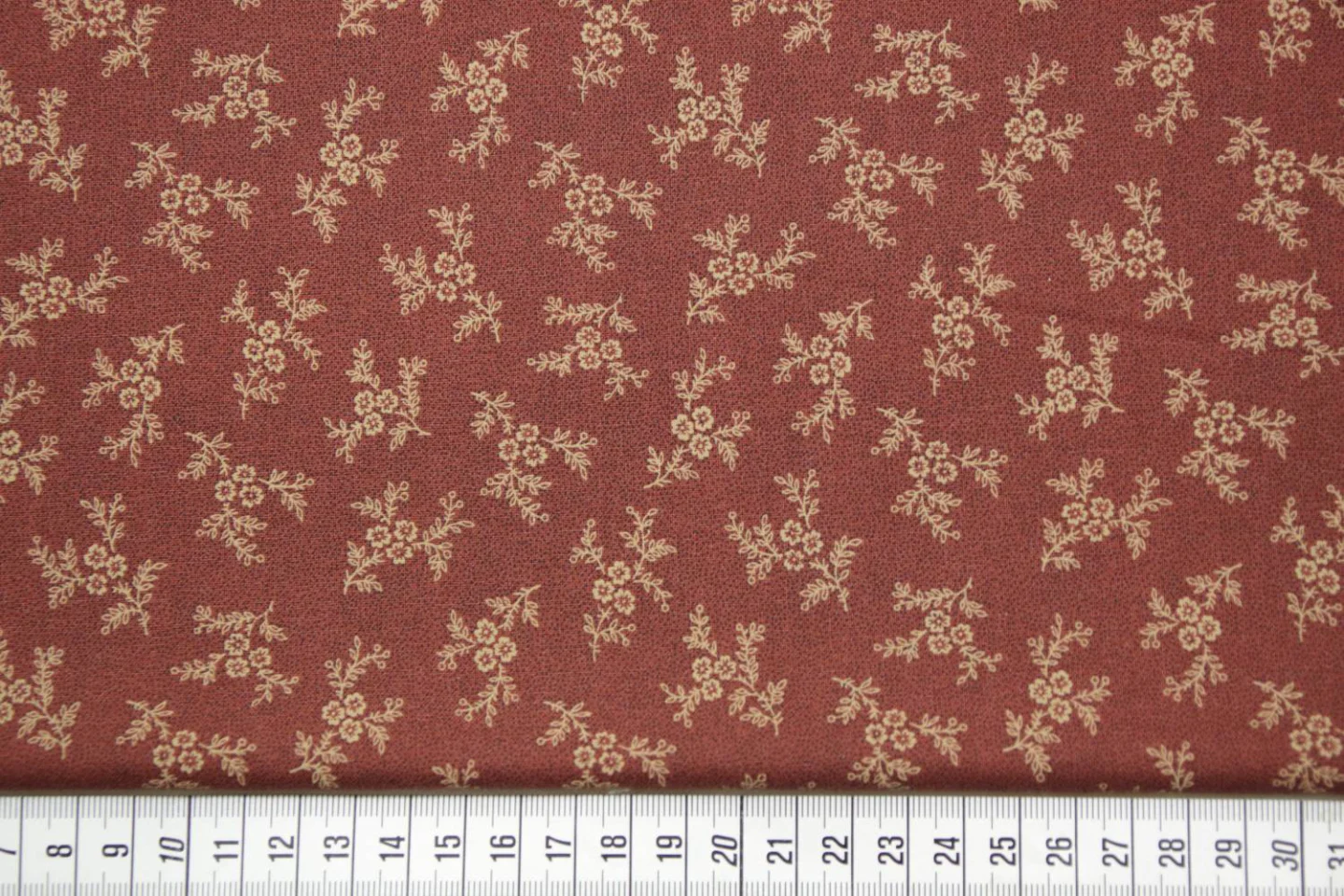quiltstof-donker steenrood-ecru bloemtak.