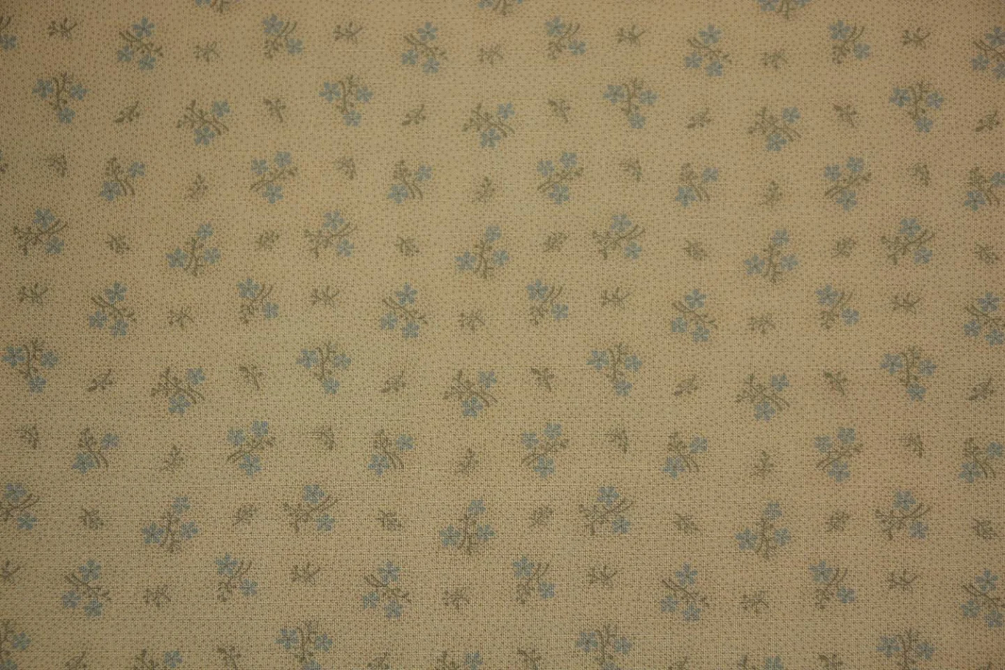 quiltstof-Beige-blauw bloemetje -Marcus.