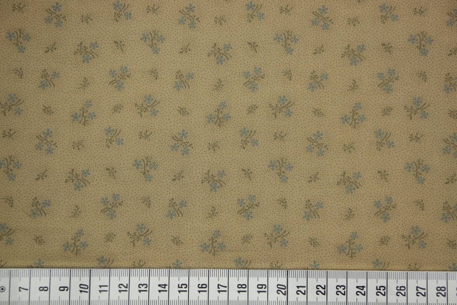 quiltstof-Beige-blauw bloemetje -Marcus