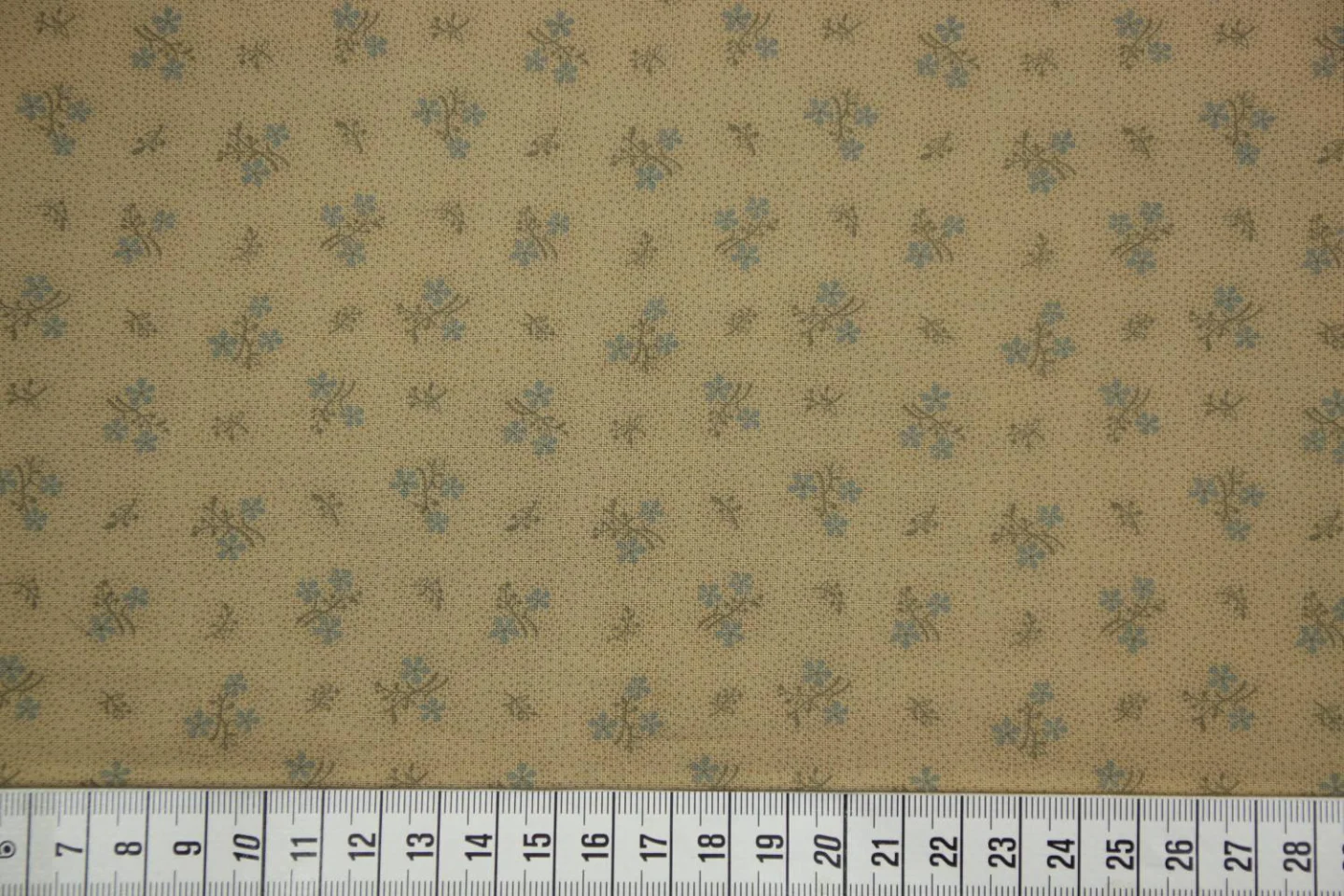 quiltstof-Beige-blauw bloemetje -Marcus.